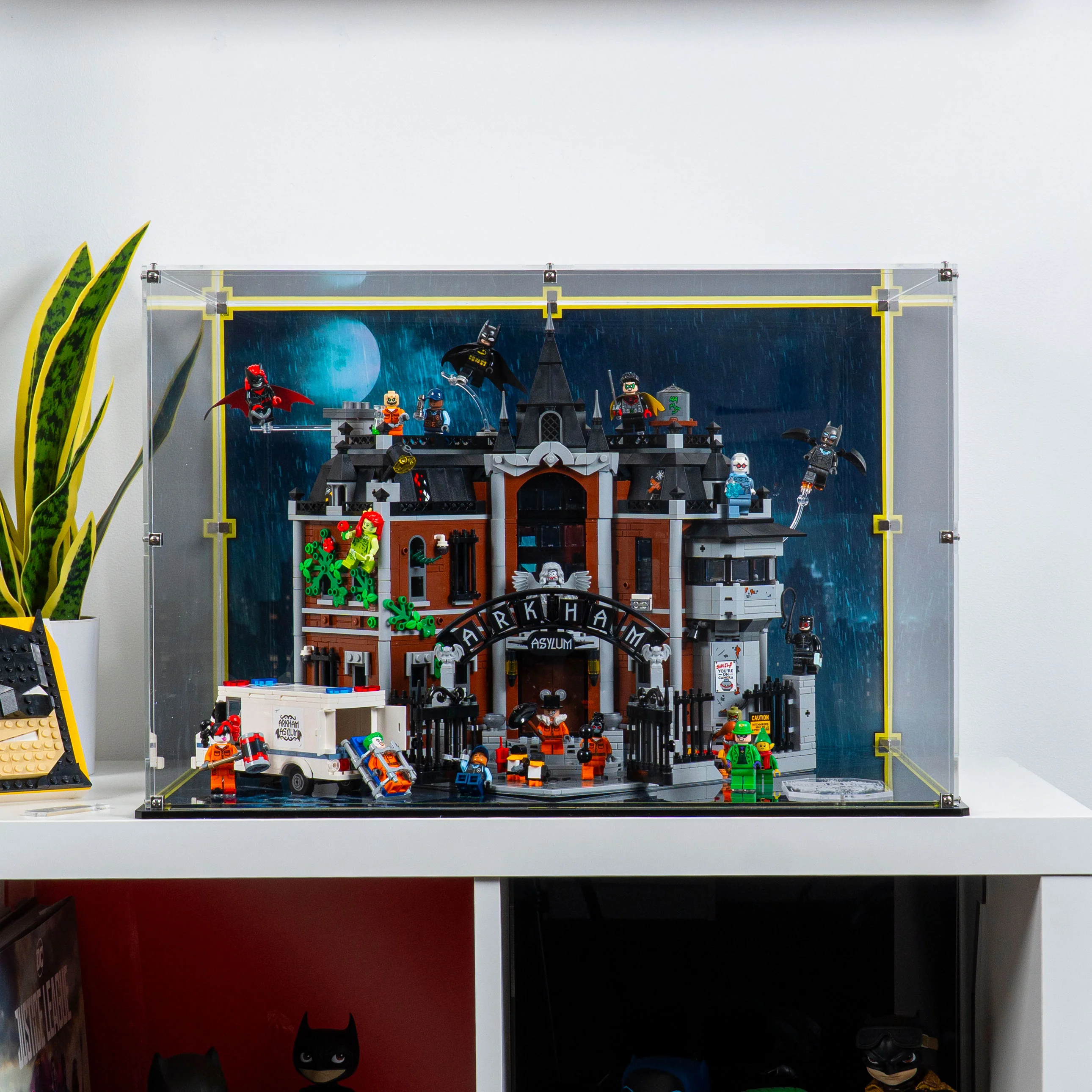 Display Case for LEGO® Batman™ Arkham Asylum™ (76300) - Image 2