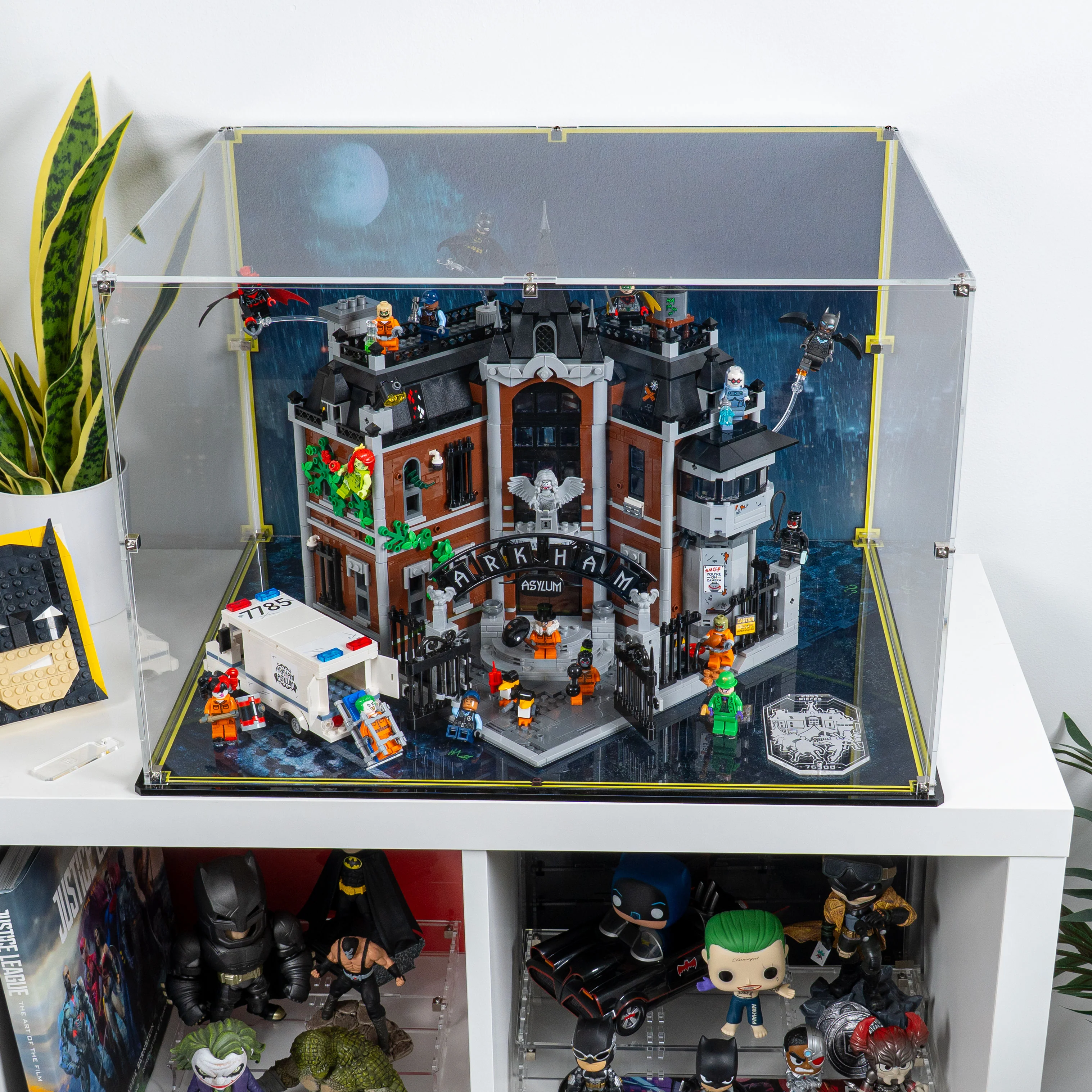 Display Case for LEGO® Batman™ Arkham Asylum™ (76300) - Image 9