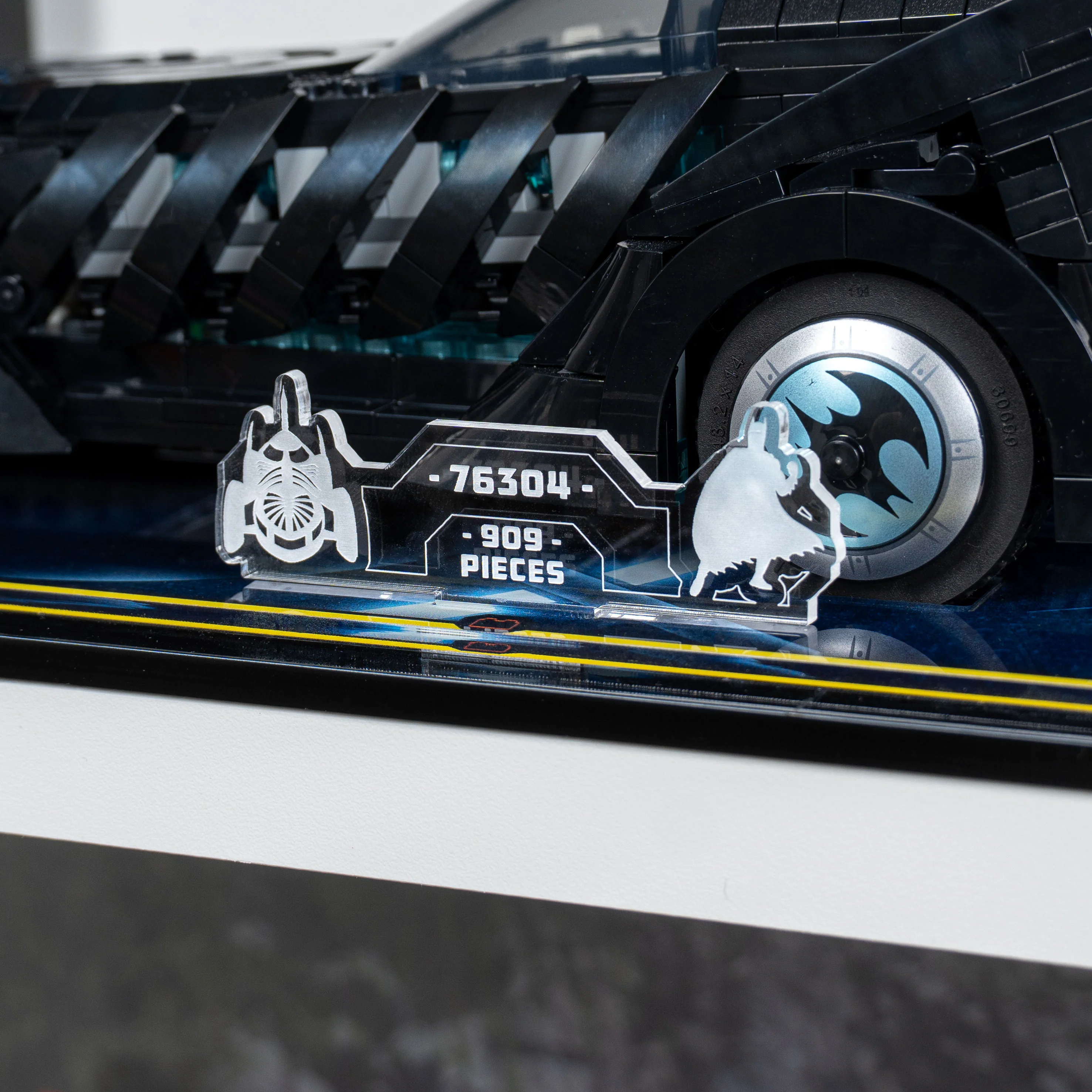 Display Case for LEGO® Batman™: Batman Forever™ Batmobile™ (76304) - Image 18