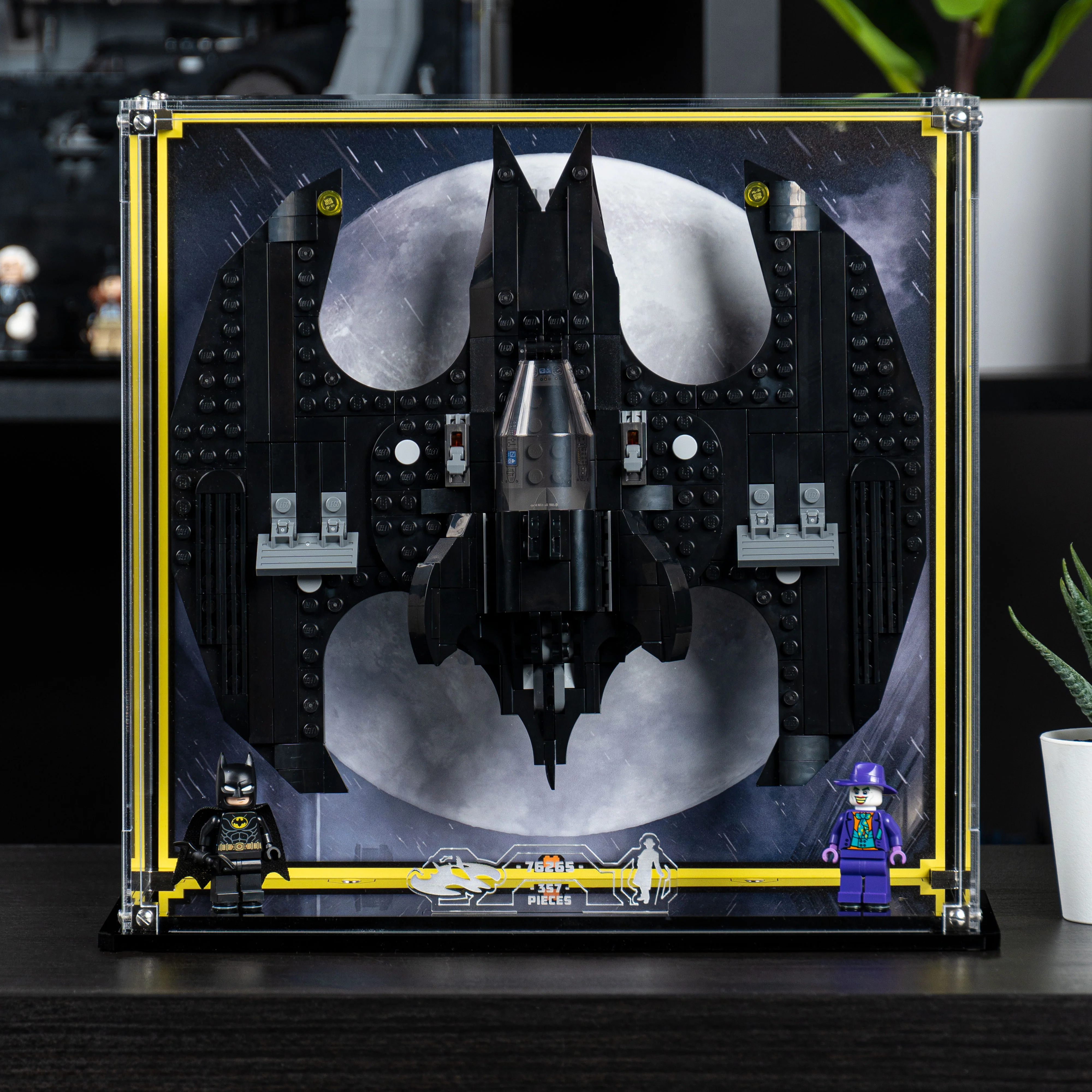 Display Case for LEGO® Batman: Batwing: Batman™ vs. The Joker™ (76265) - Image 12