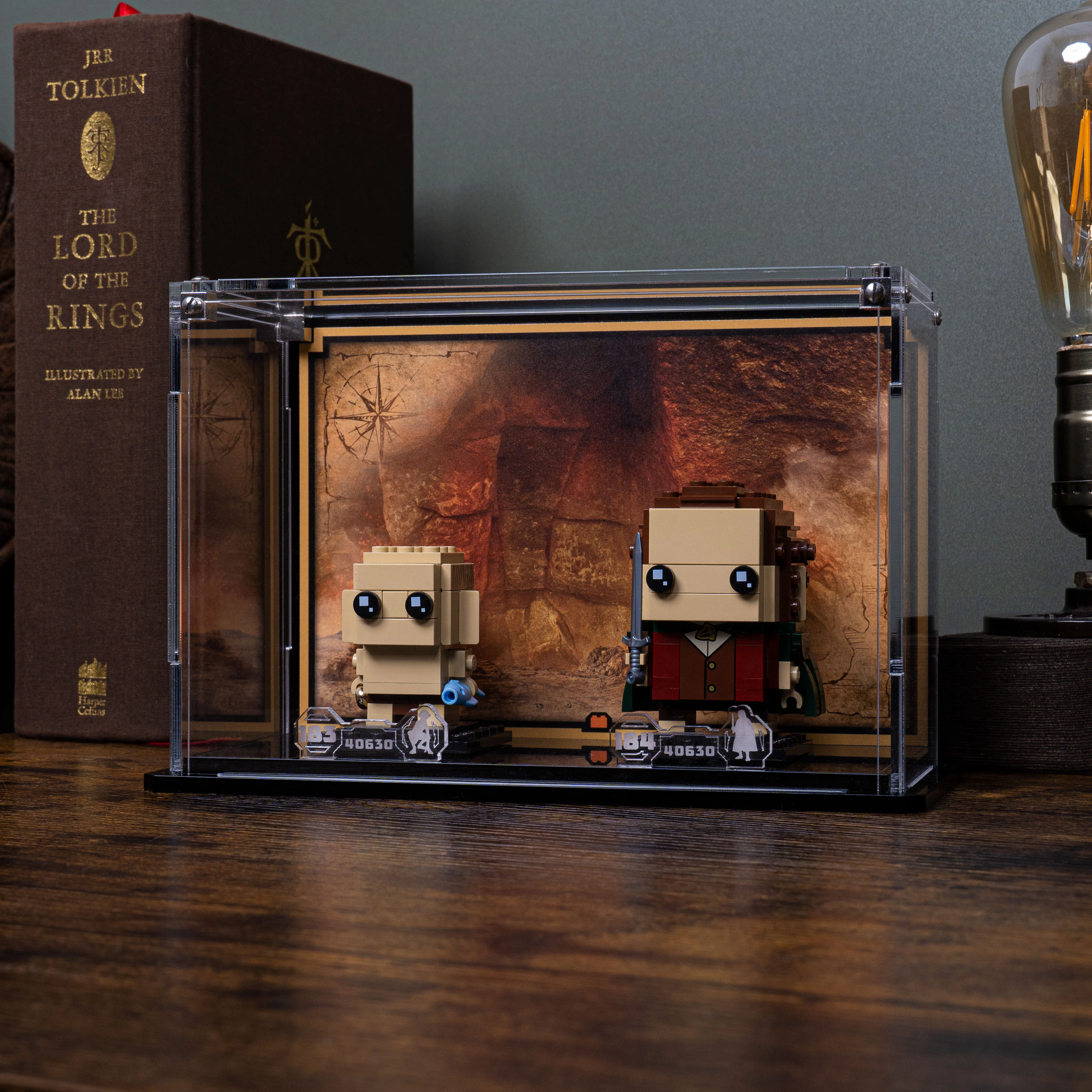 Display Case for LEGO® Brickheadz: Frodo™ & Gollum™ (40630) - Image 11
