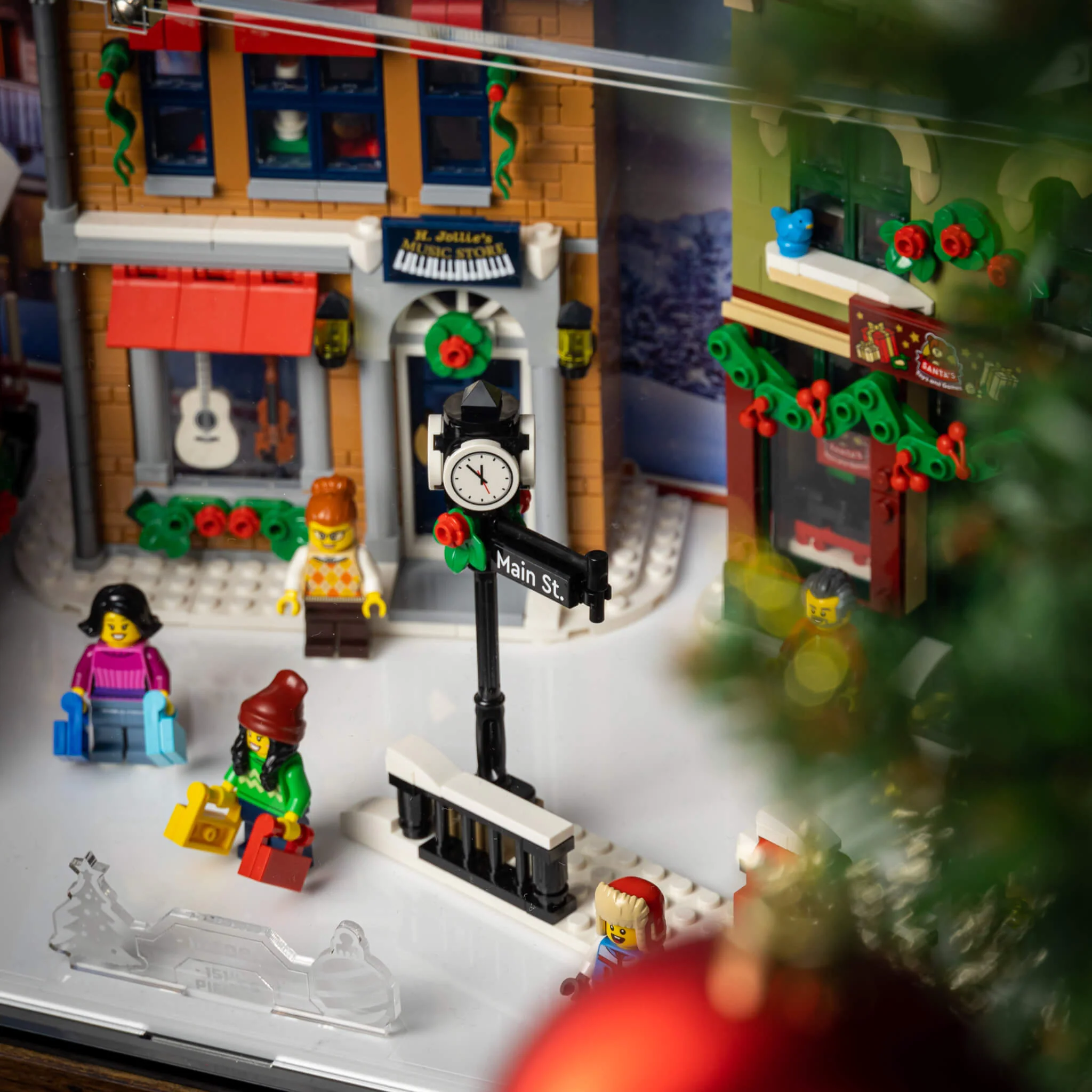 Display Case for LEGO® Icons: Holiday Main Street (10308) - Image 13