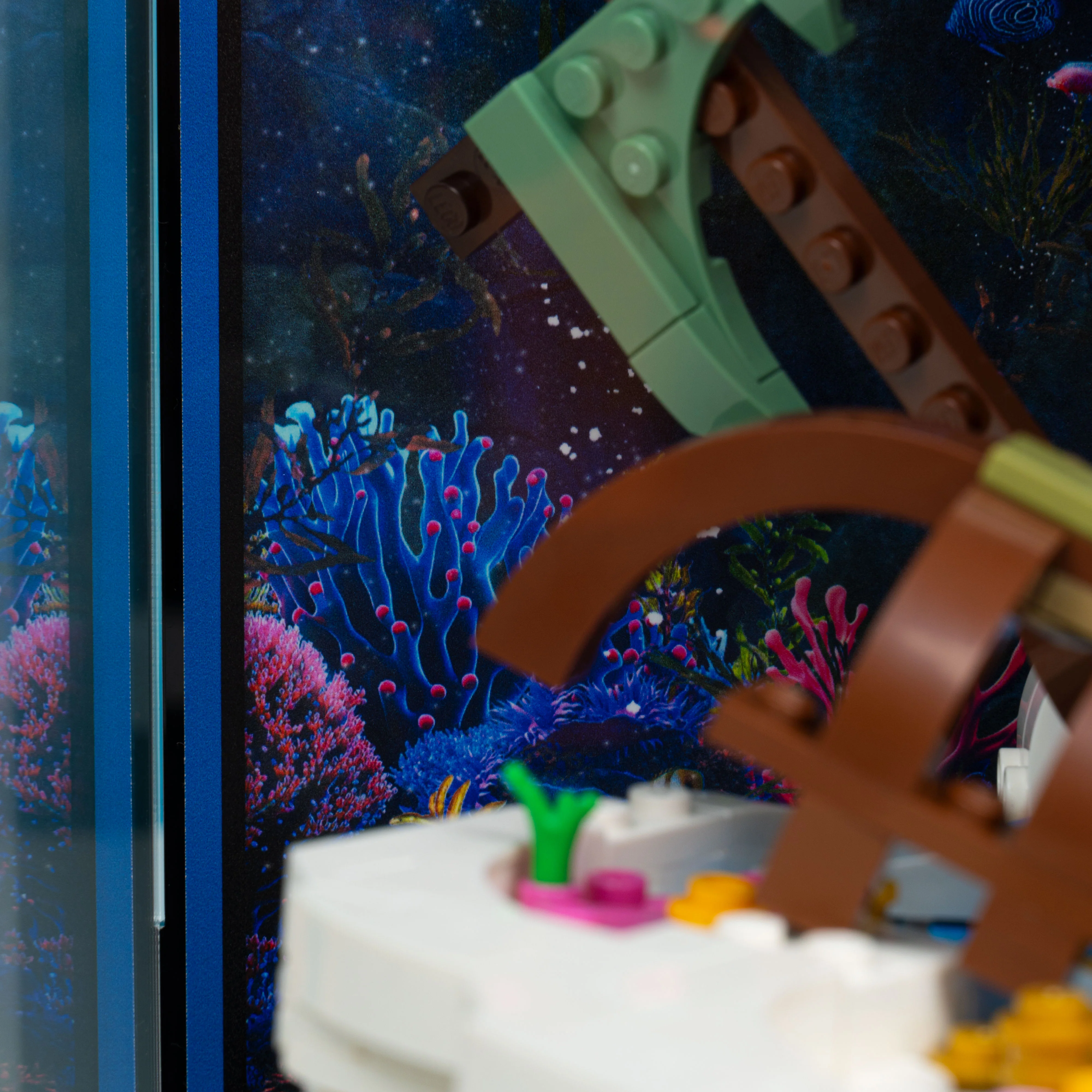 Display Case for LEGO® Disney: The Little Mermaid Royal Clamshell (43225) - Image 14