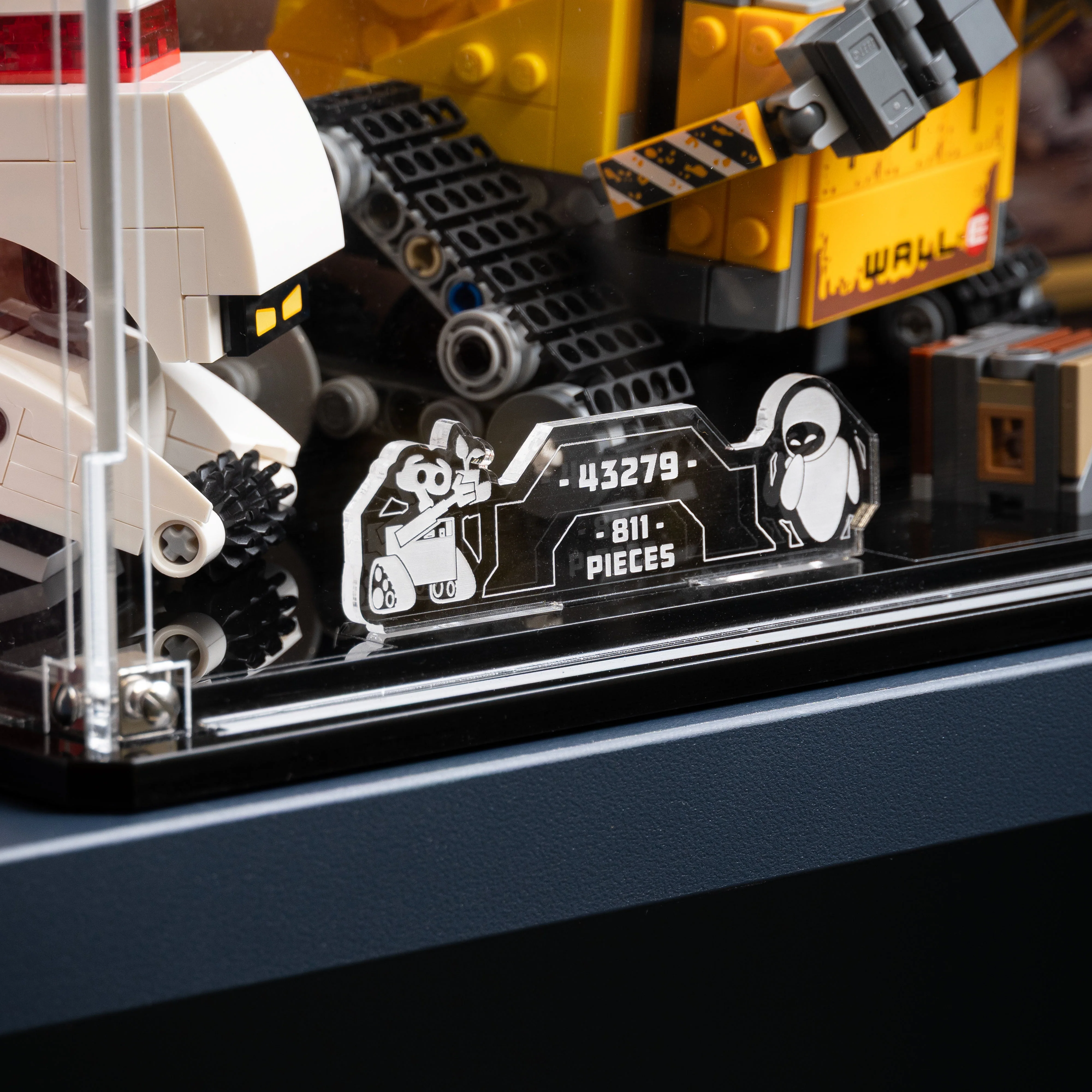 Display Case for LEGO® Disney WALL-E and EVE (43279) - Image 10