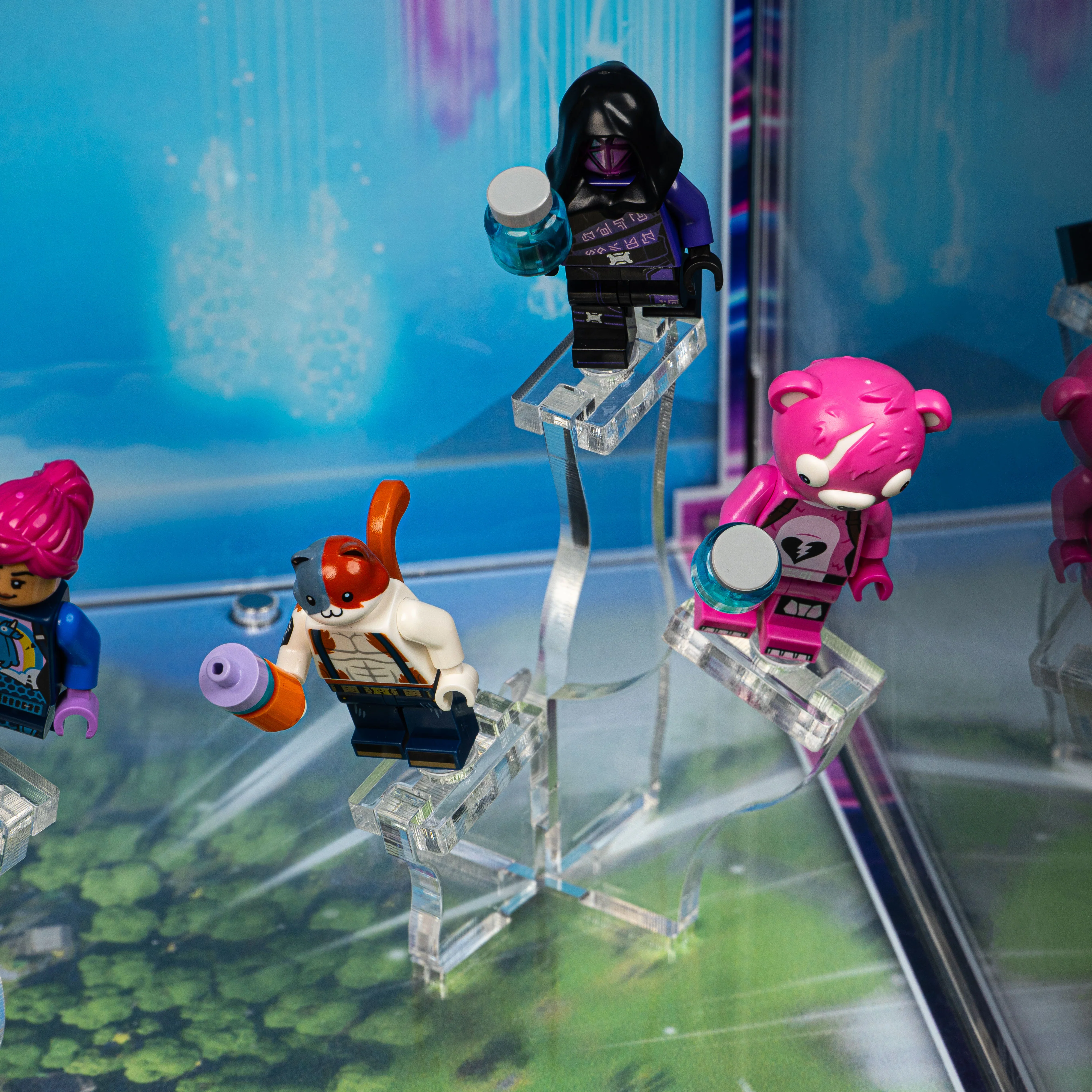 Limited Edition Display Case for LEGO® Fortnite™: Battle Bus (77073) - Image 6