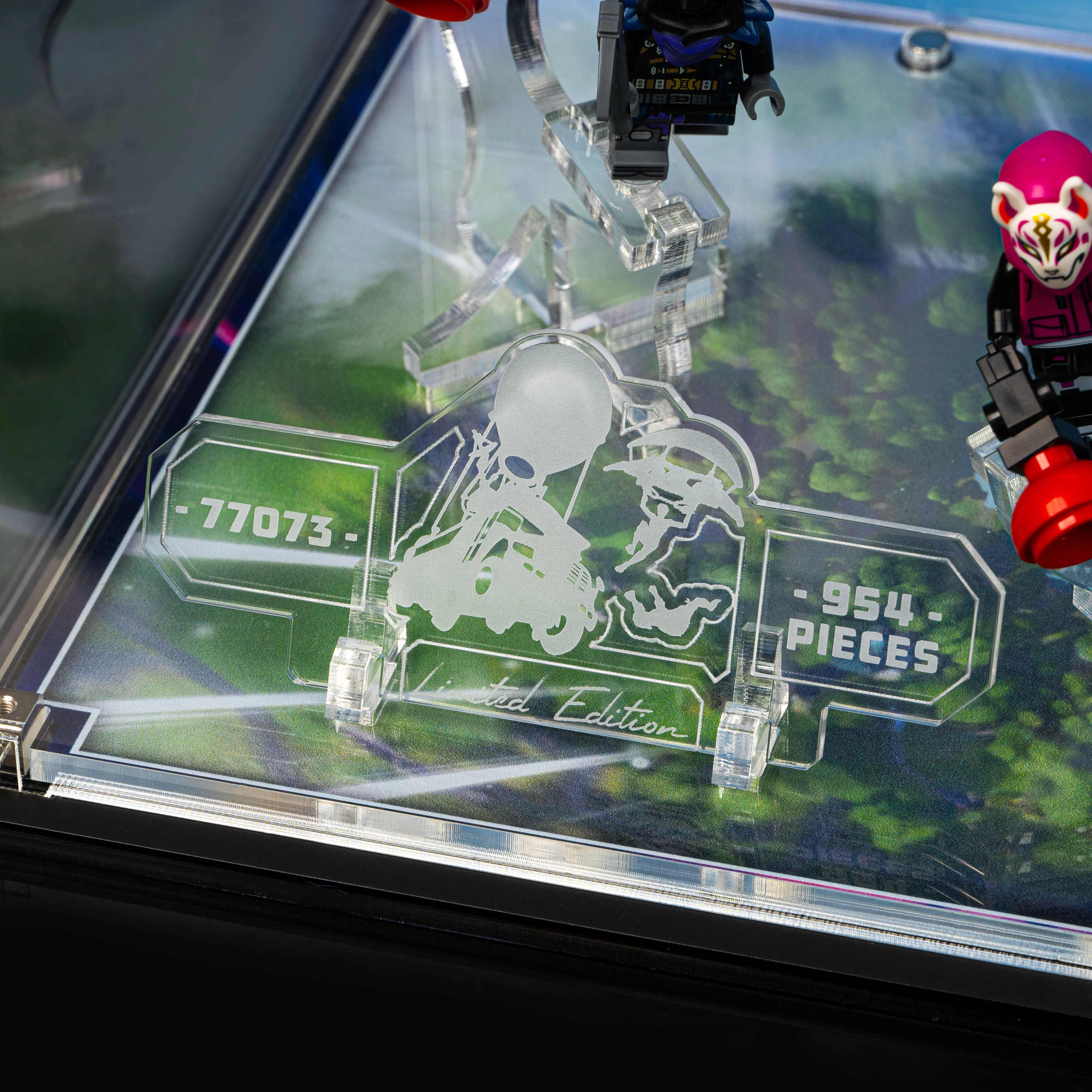 Limited Edition Display Case for LEGO® Fortnite™: Battle Bus (77073) - Image 8