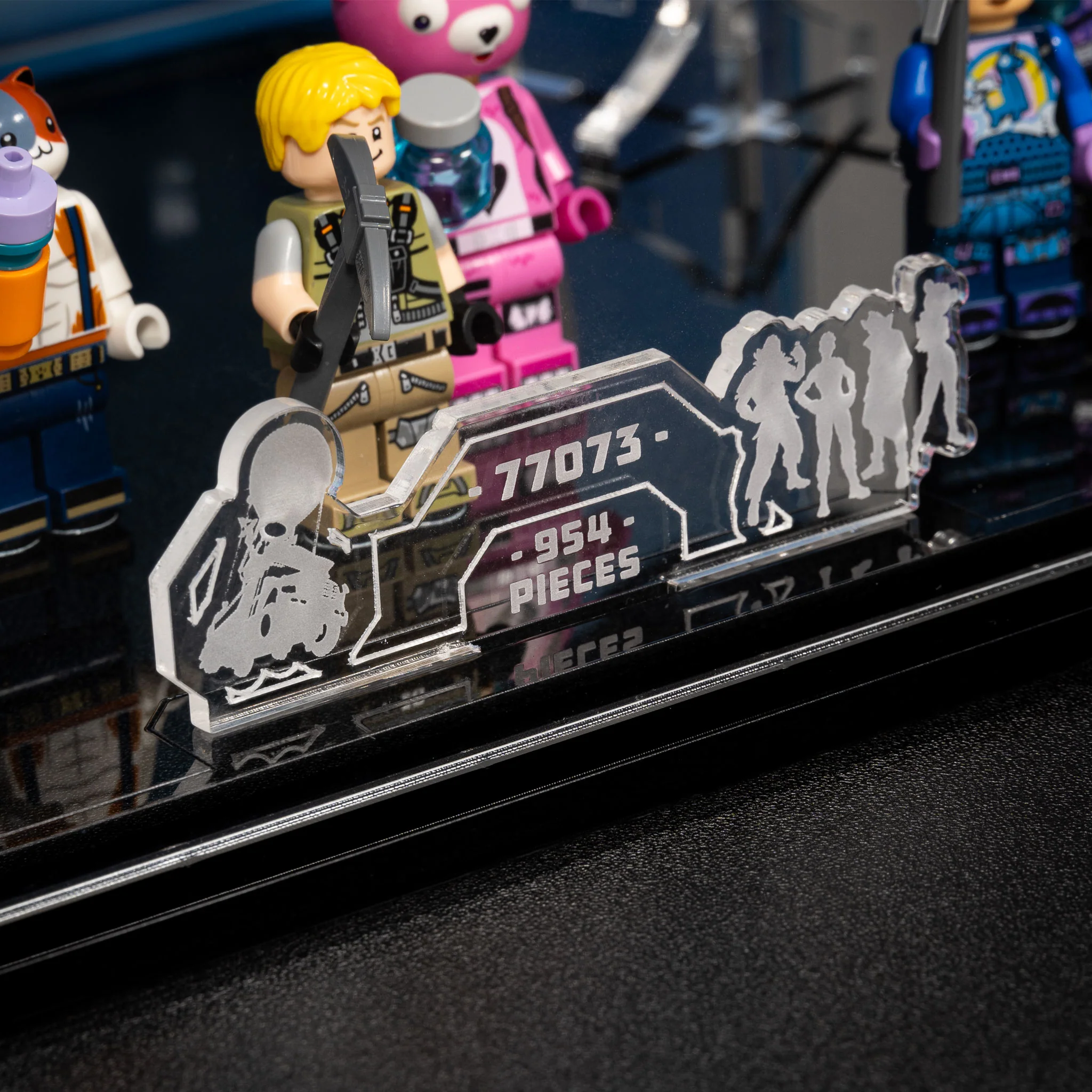Display Case for LEGO® Fortnite™: Battle Bus (77073) - Image 10