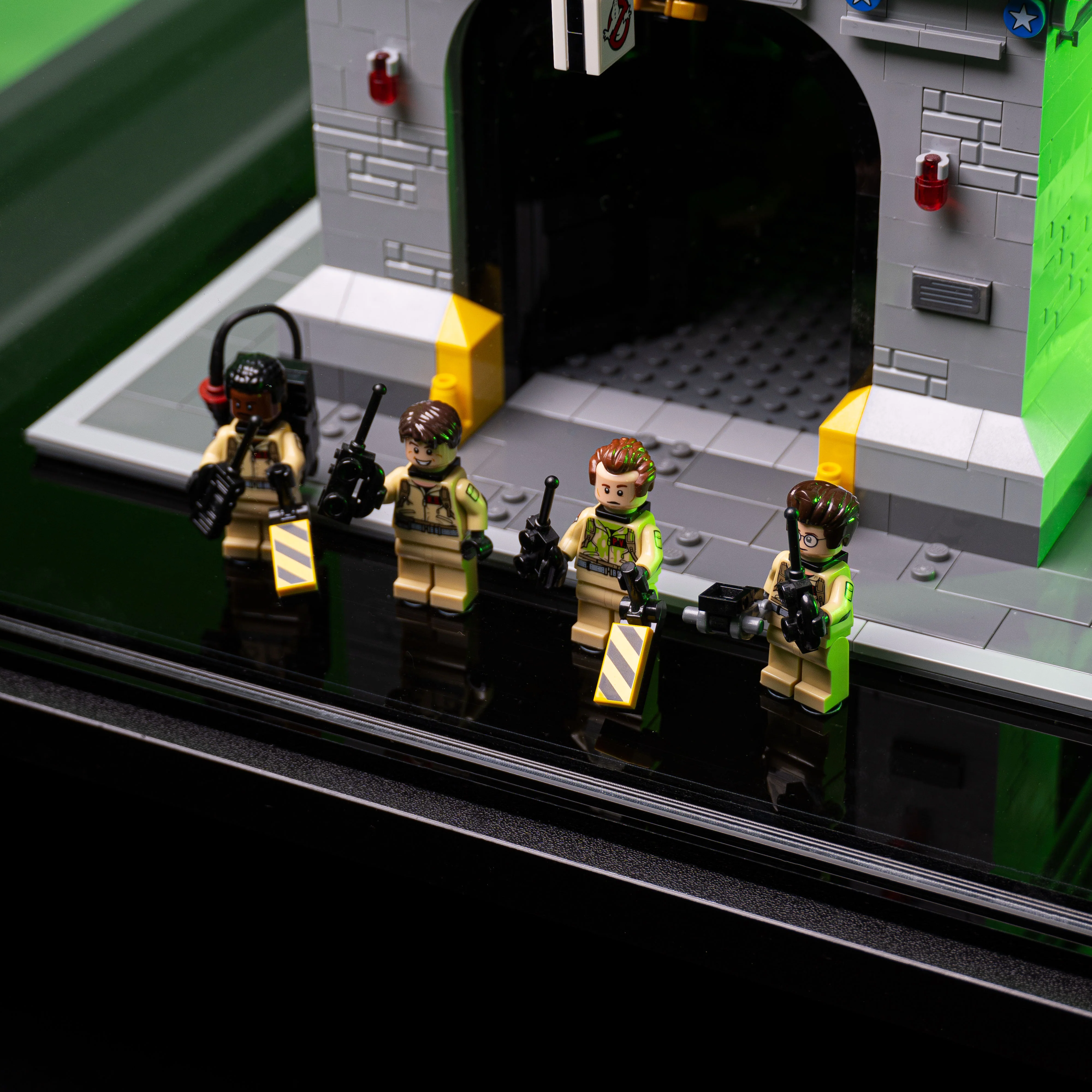 Display Case for LEGO® Ghostbusters Firehouse Headquarters (75827) - Image 15