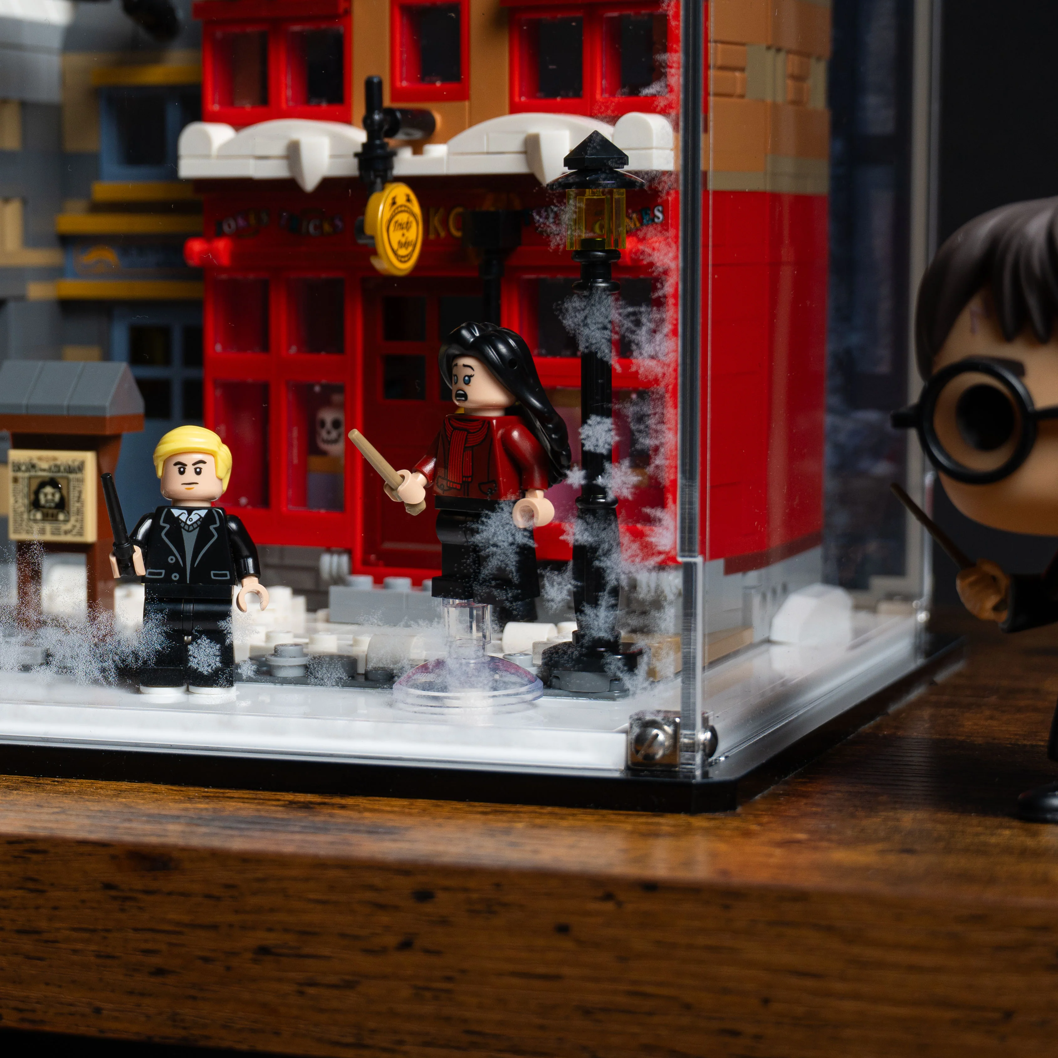Display Case for LEGO® Harry Potter: Hogsmeade™ Village – Collectors' Edition (76457) - Image 21