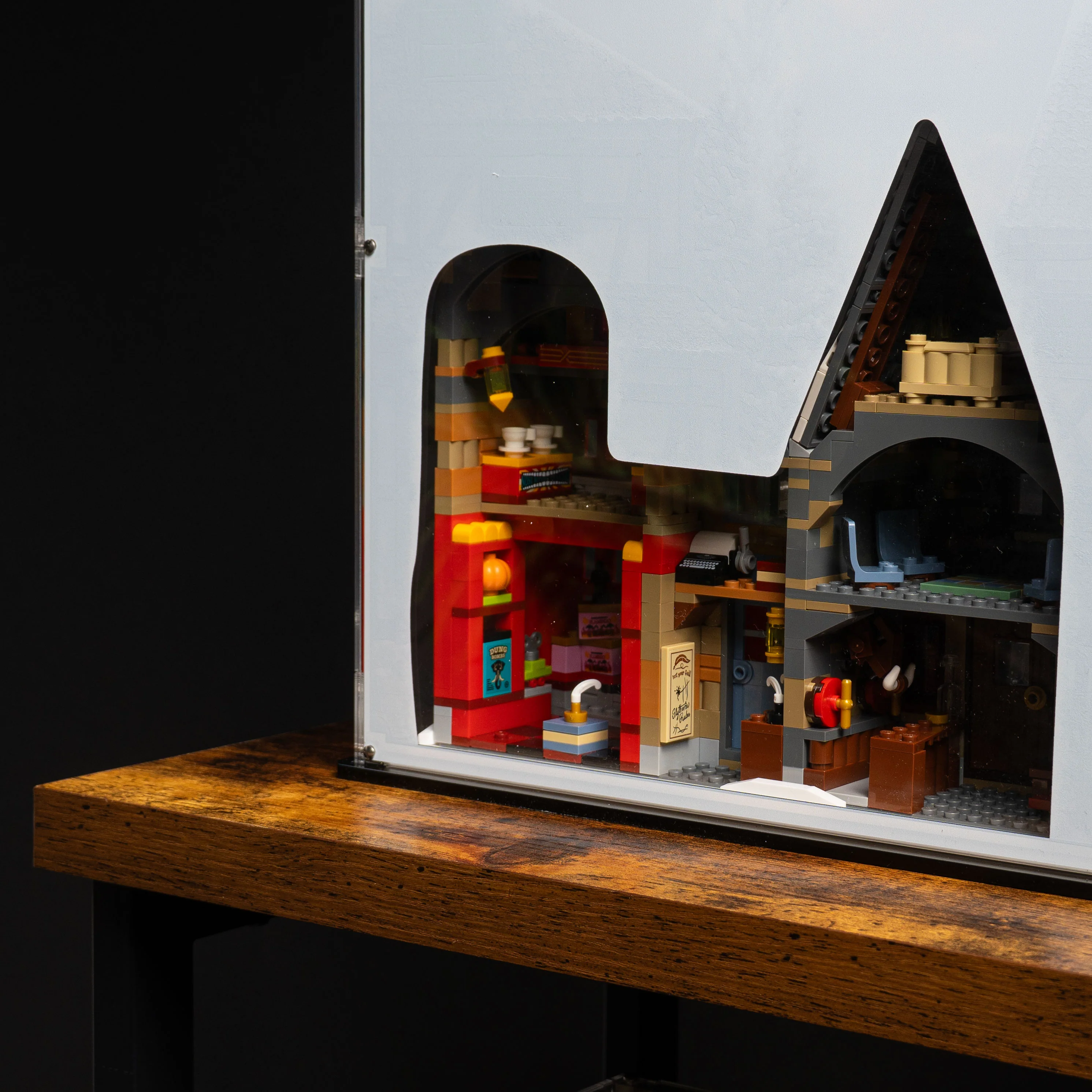 Display Case for LEGO® Harry Potter: Hogsmeade™ Village – Collectors' Edition (76457) - Image 23