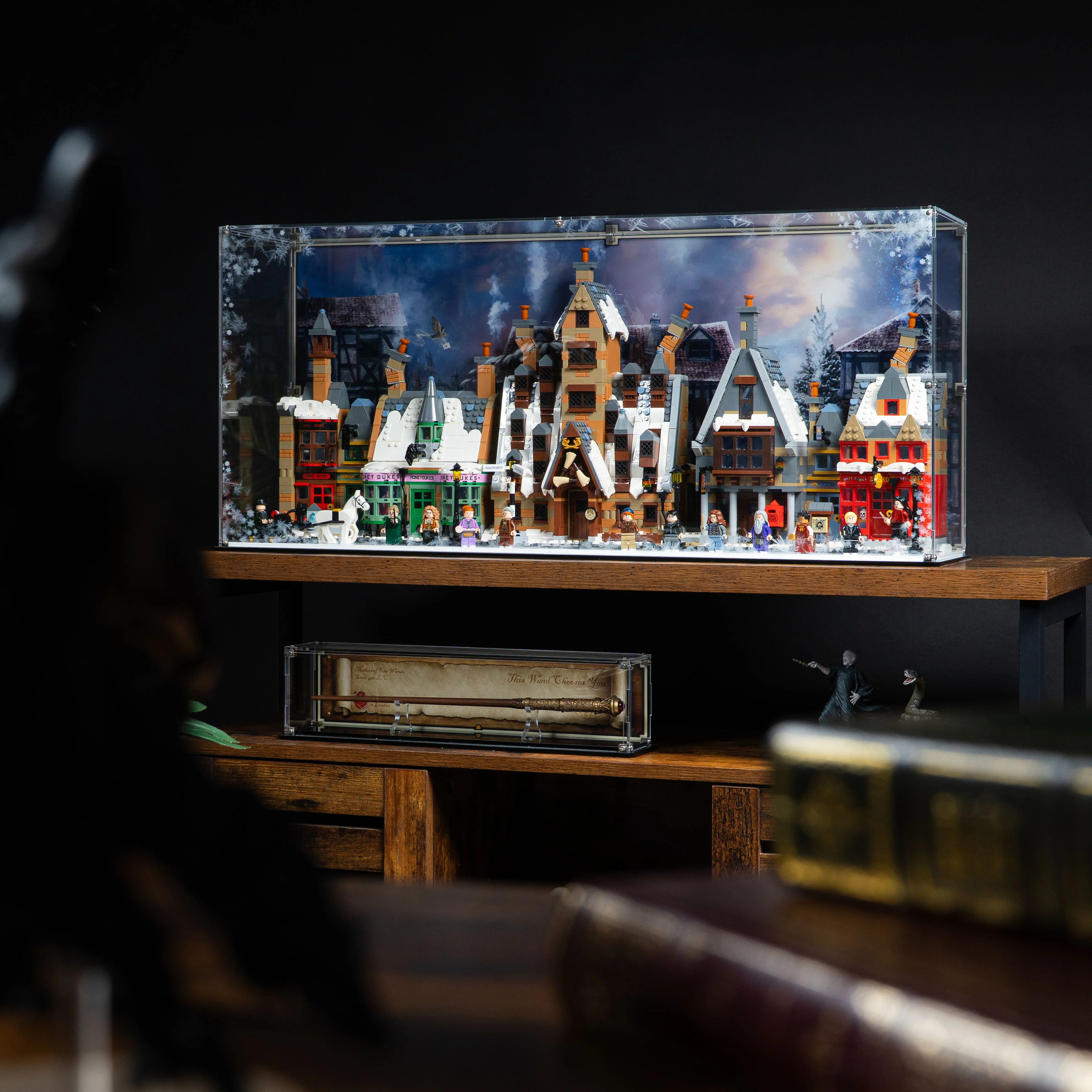 Display Case for LEGO® Harry Potter: Hogsmeade™ Village – Collectors' Edition (76457) - Image 25
