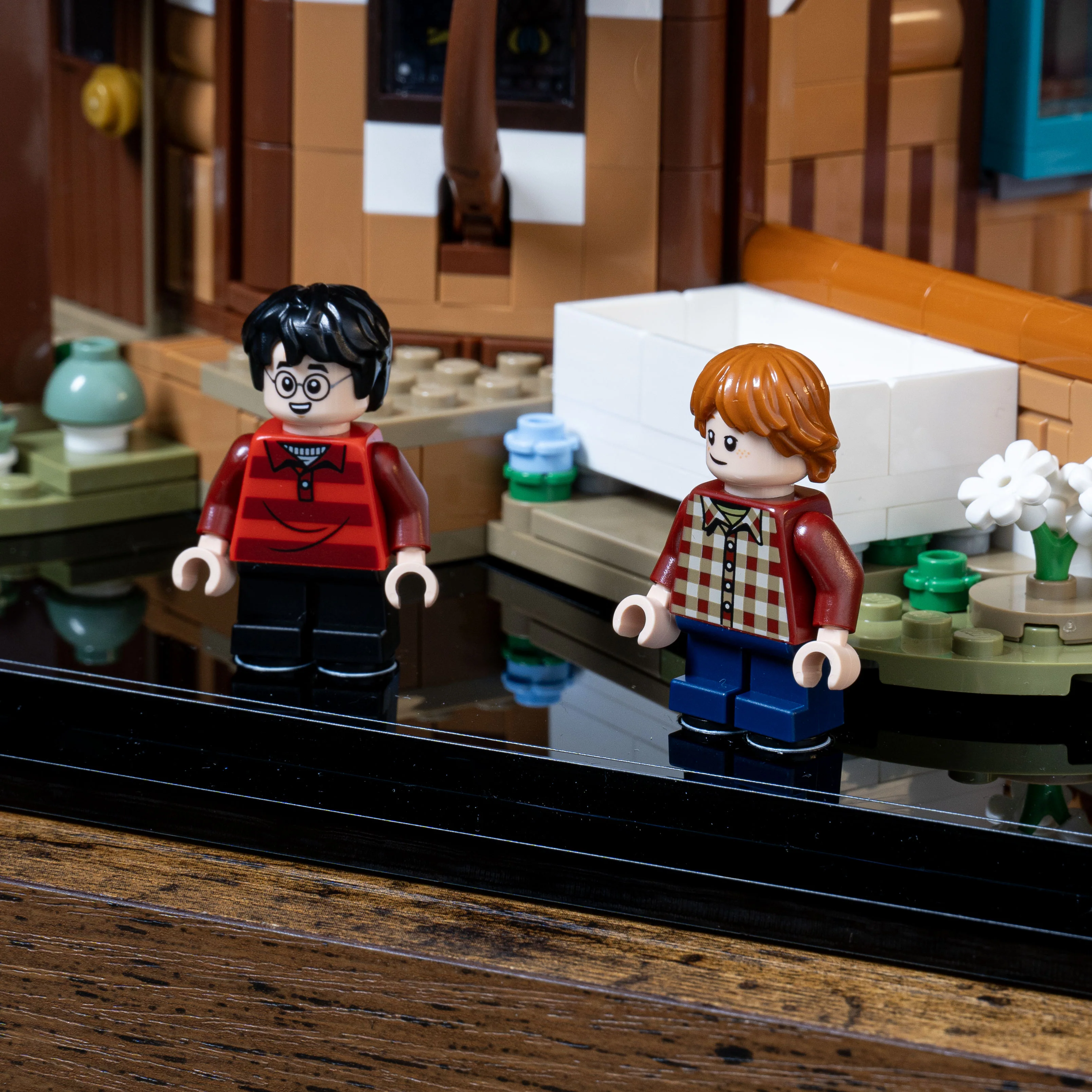 Display Case for LEGO® Harry Potter™: The Burrow Collector’s Edition (76437) - Image 14