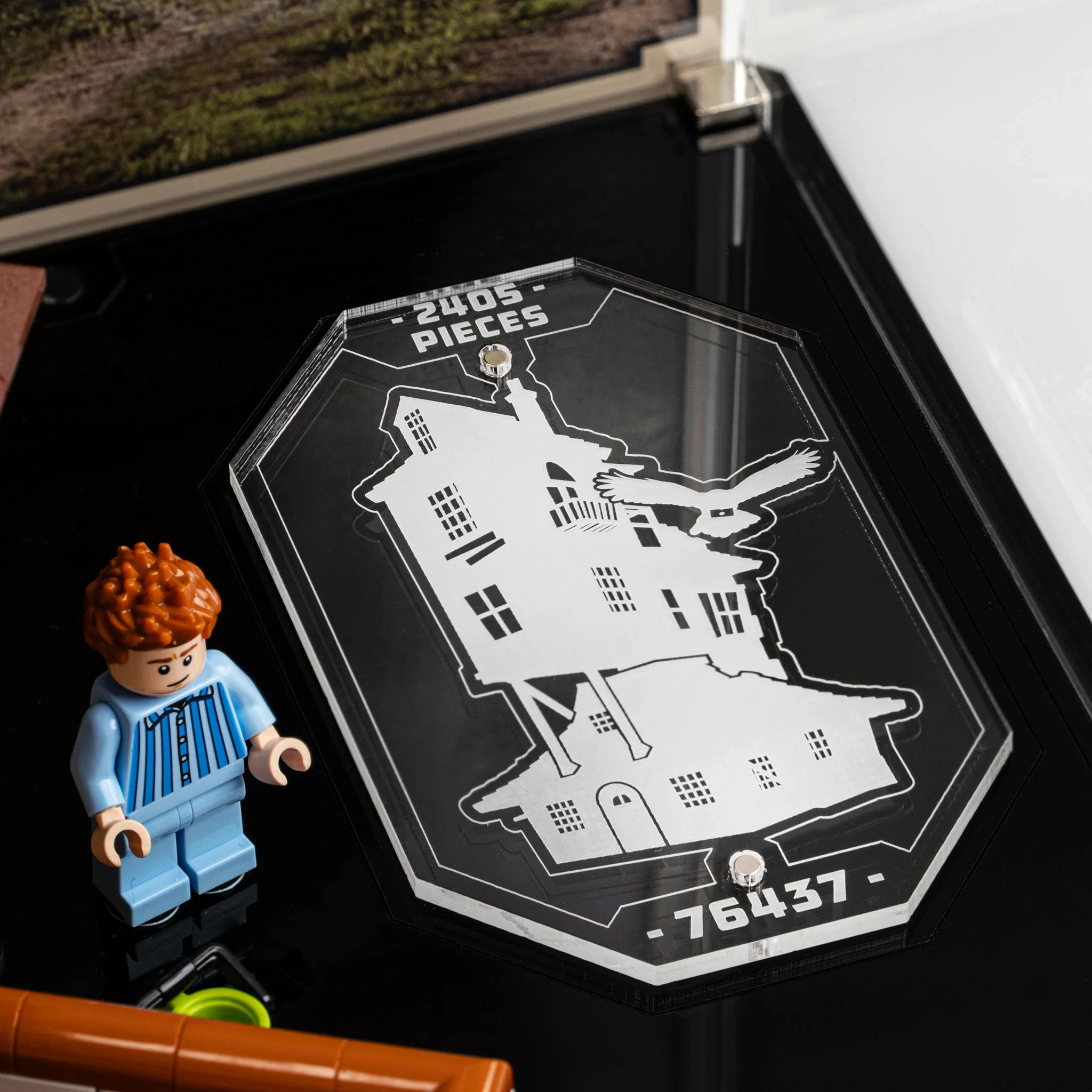 Display Case for LEGO® Harry Potter™: The Burrow Collector’s Edition (76437) - Image 7