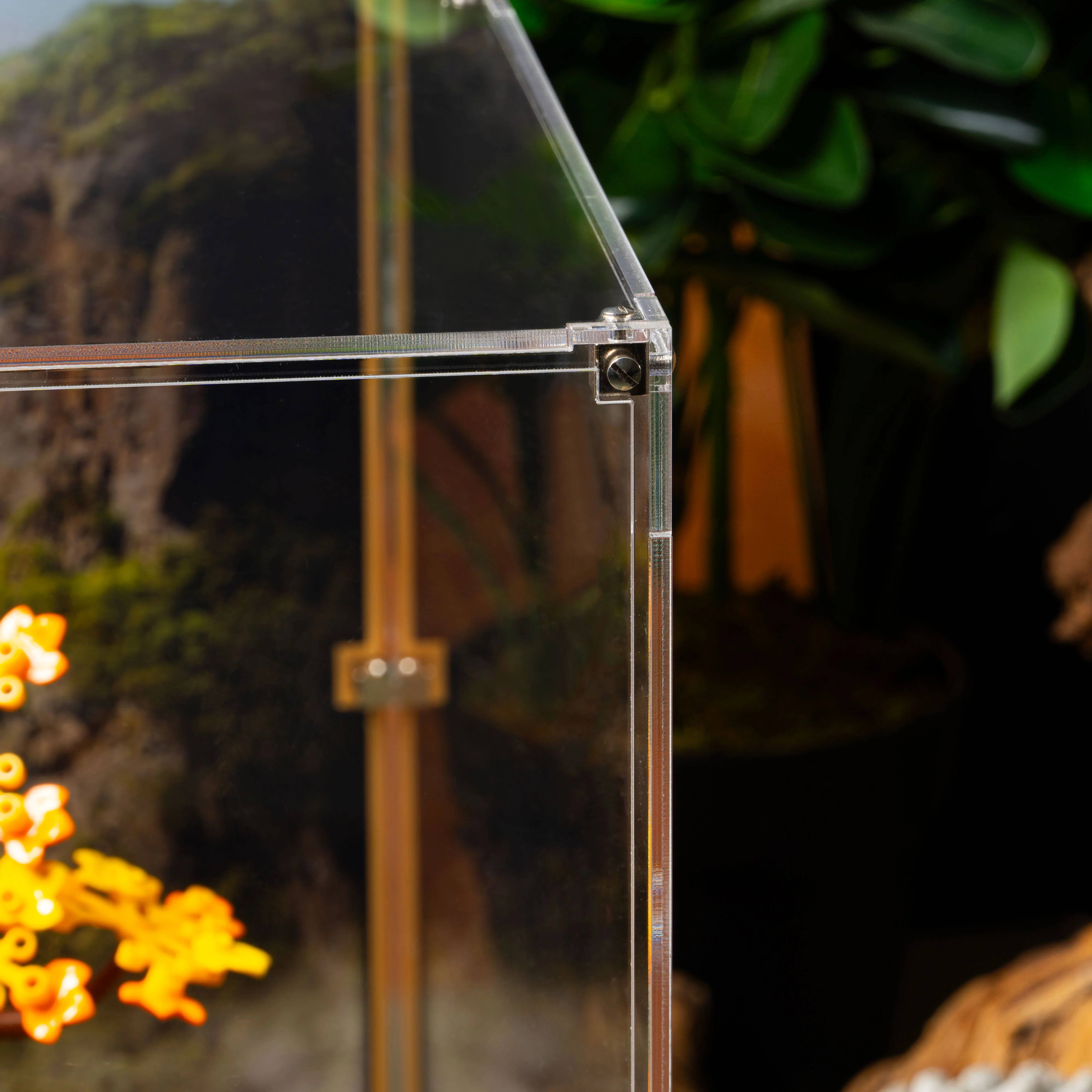 Display Case for LEGO® Icons: Lord of the Rings Rivendell™ (10316) - Image 15