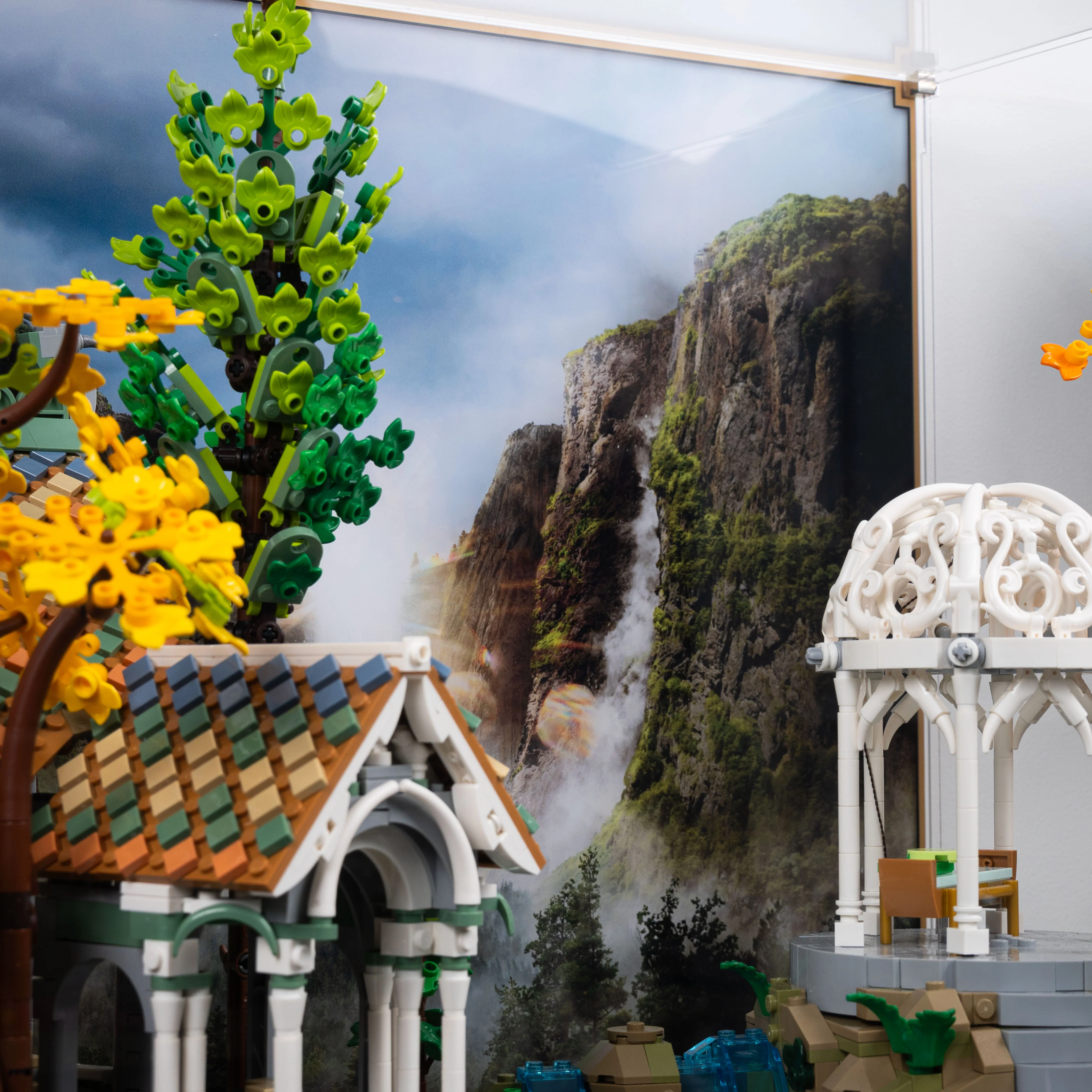 Display Case for LEGO® Icons: Lord of the Rings Rivendell™ (10316) - Image 18