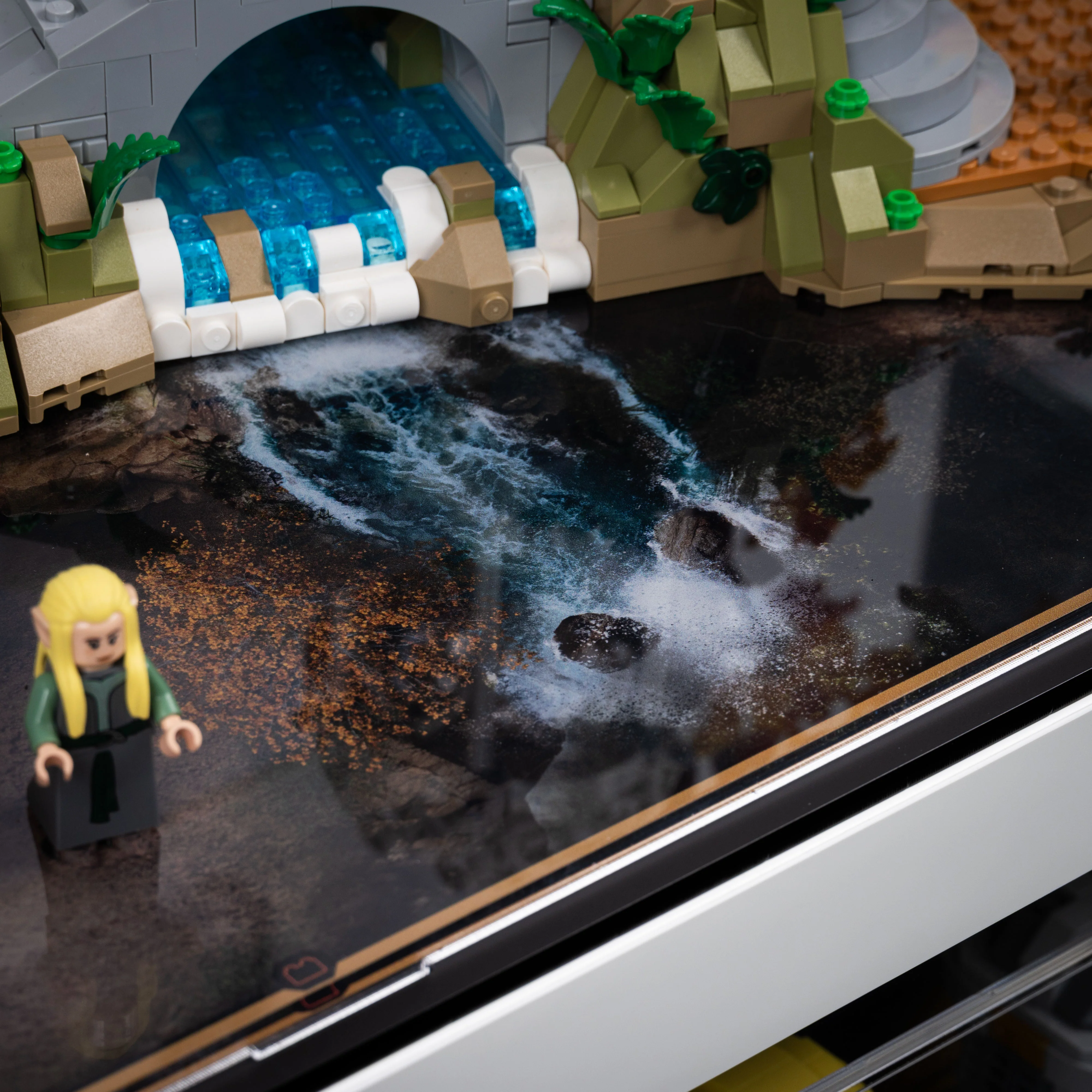 Display Case for LEGO® Icons: Lord of the Rings Rivendell™ (10316) - Image 21