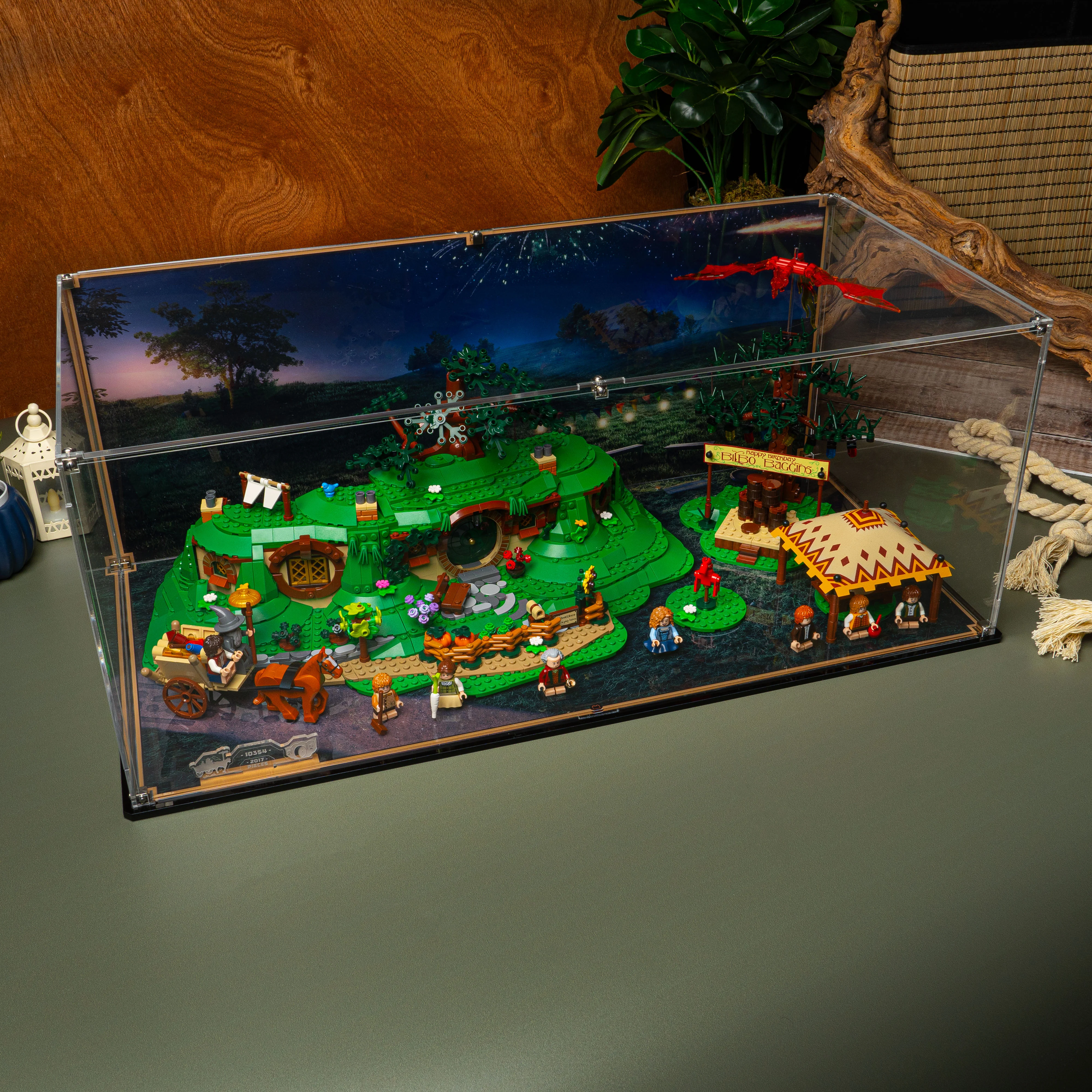 Display Case for LEGO® Icons: Lord of the Rings The Shire™ (10354) - Image 2