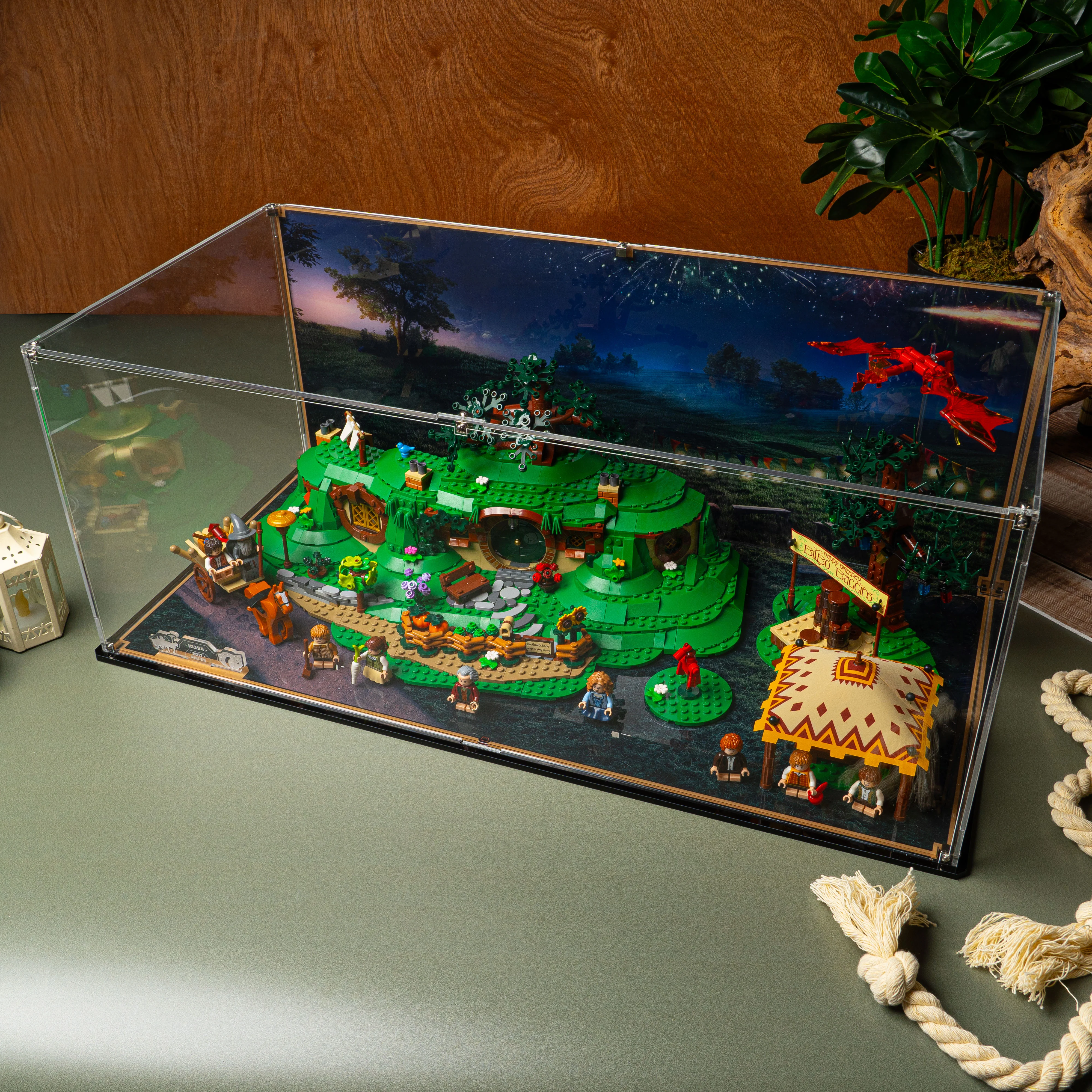 Display Case for LEGO® Icons: Lord of the Rings The Shire™ (10354) - Image 6