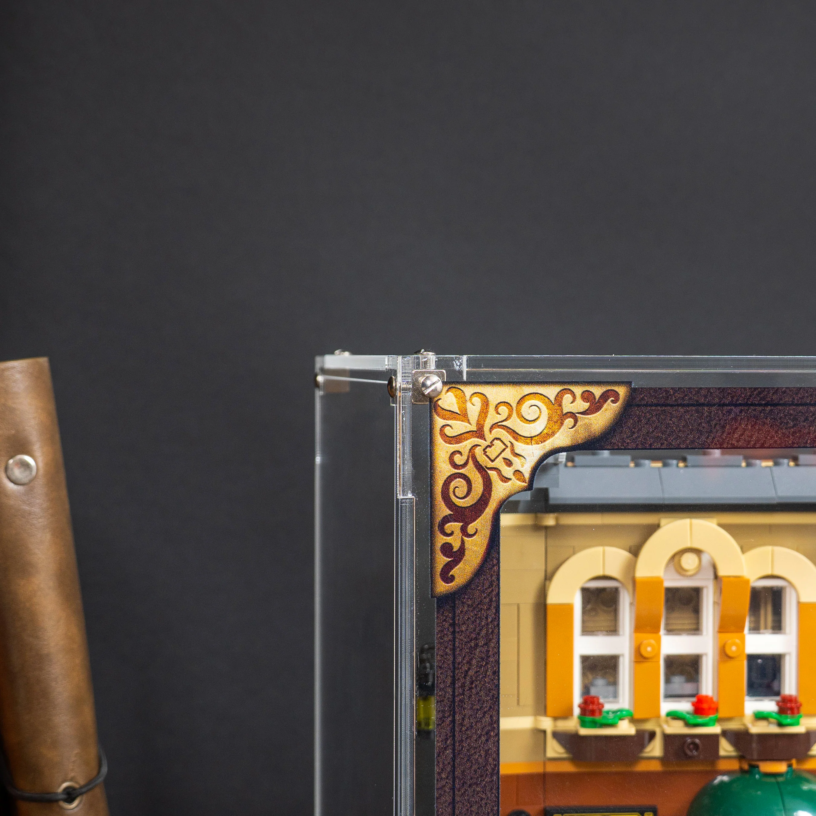 Display Case for LEGO® Icons: Sherlock Holmes Book Nook (10351) - Image 10