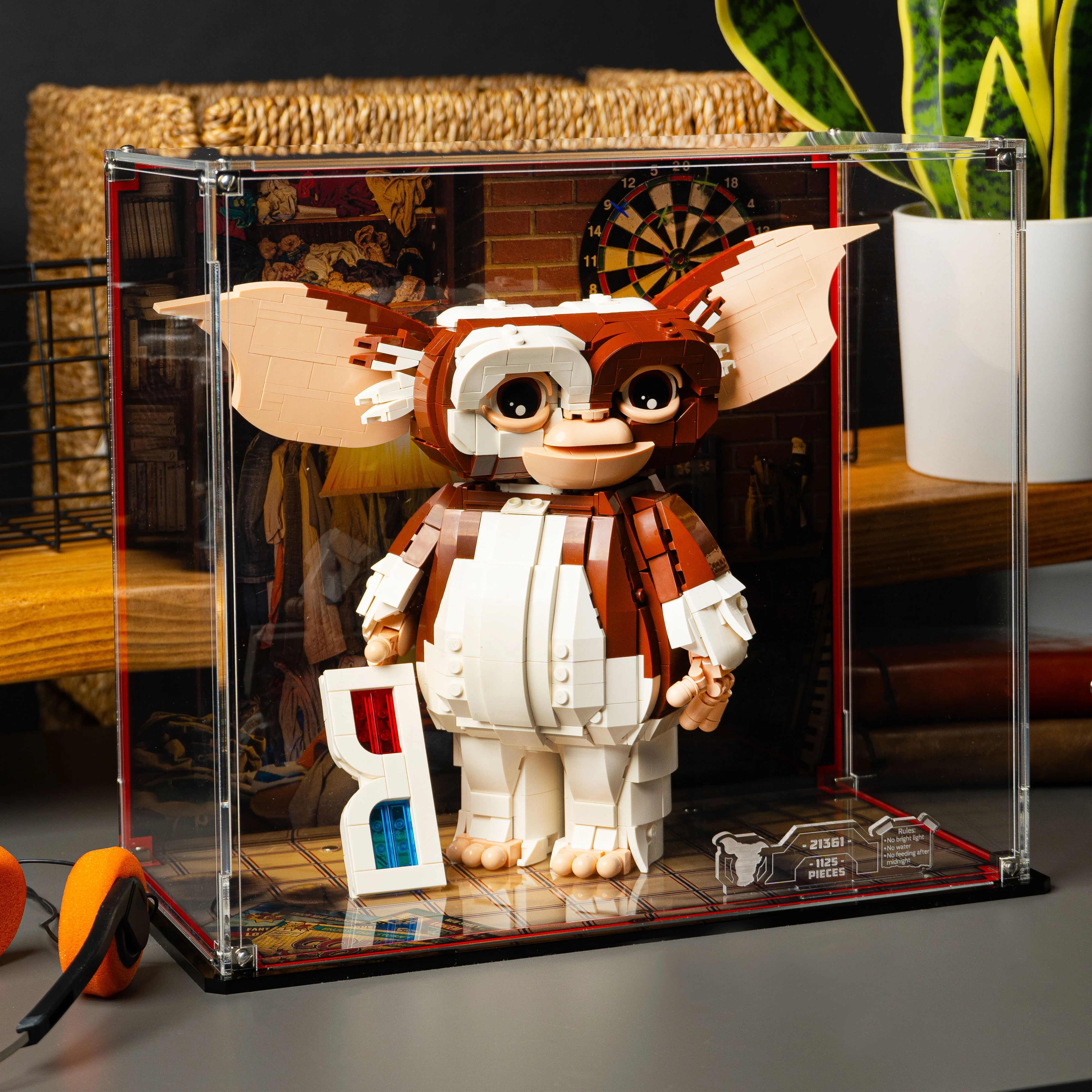 Display Case for LEGO® Ideas: Gremlins™ Gizmo (21361) - Image 2