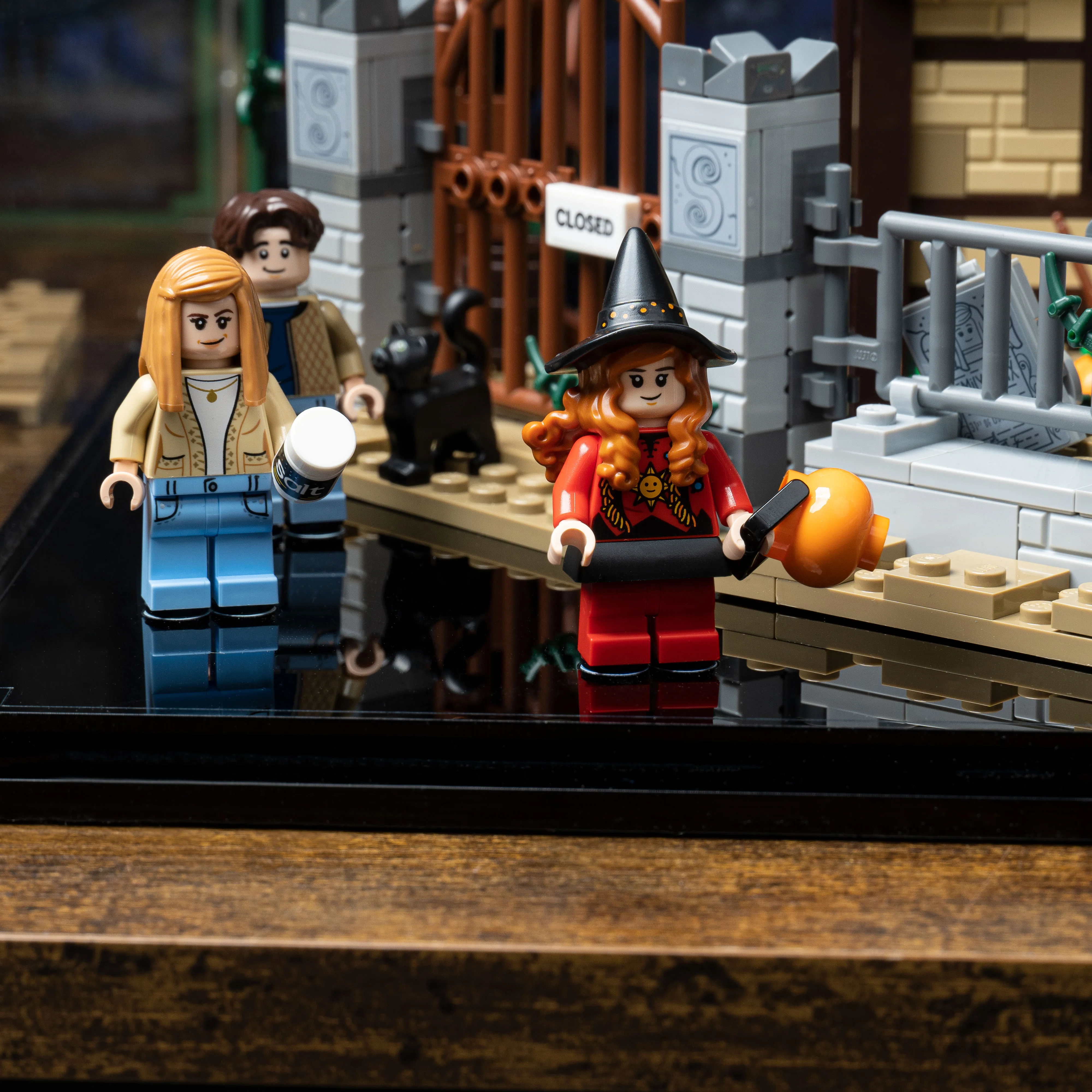 Display Case for LEGO® Ideas Disney Hocus Pocus: Sanderson Sisters' Cottage (21341) - Image 17