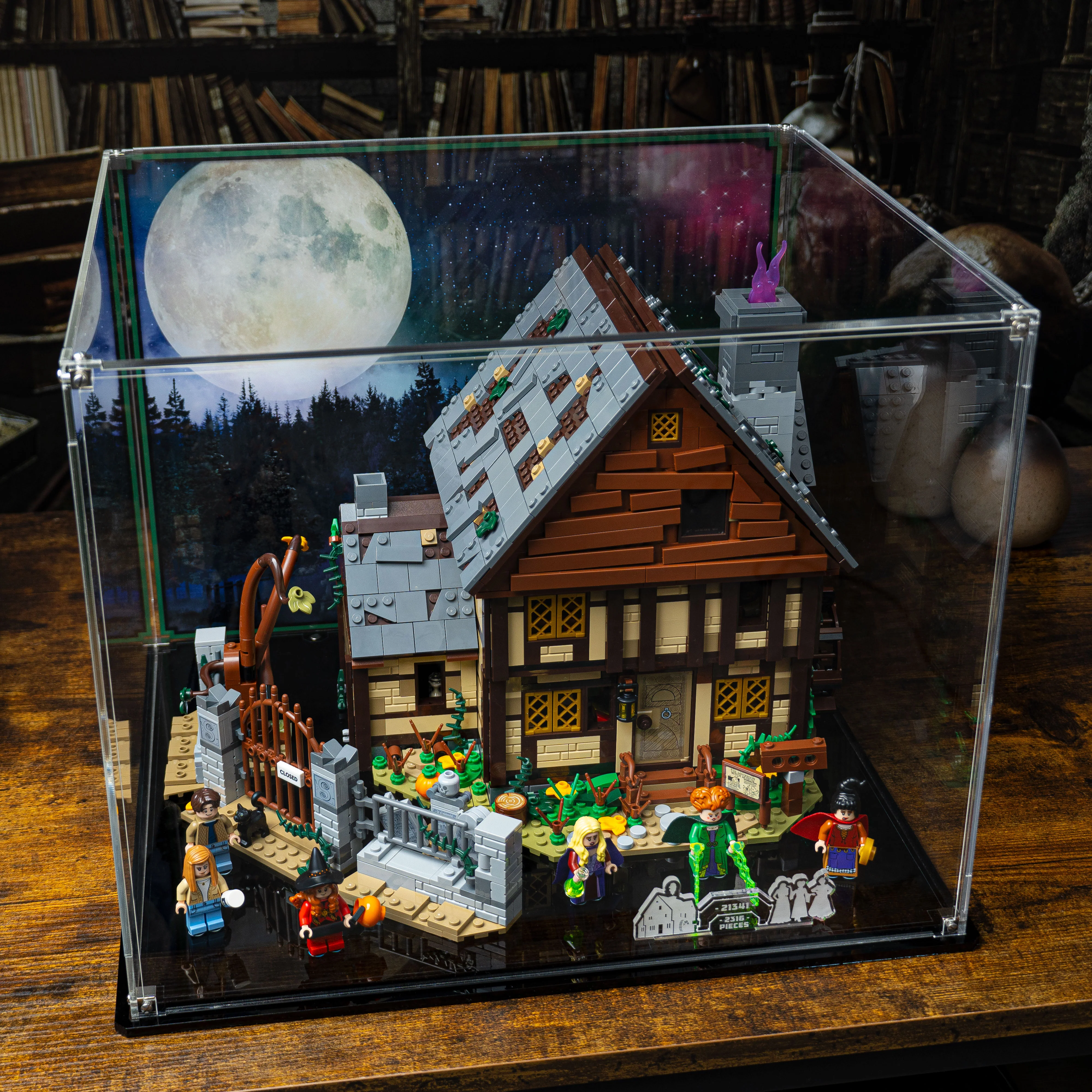 Display Case for LEGO® Ideas Disney Hocus Pocus: Sanderson Sisters' Cottage (21341) - Image 18