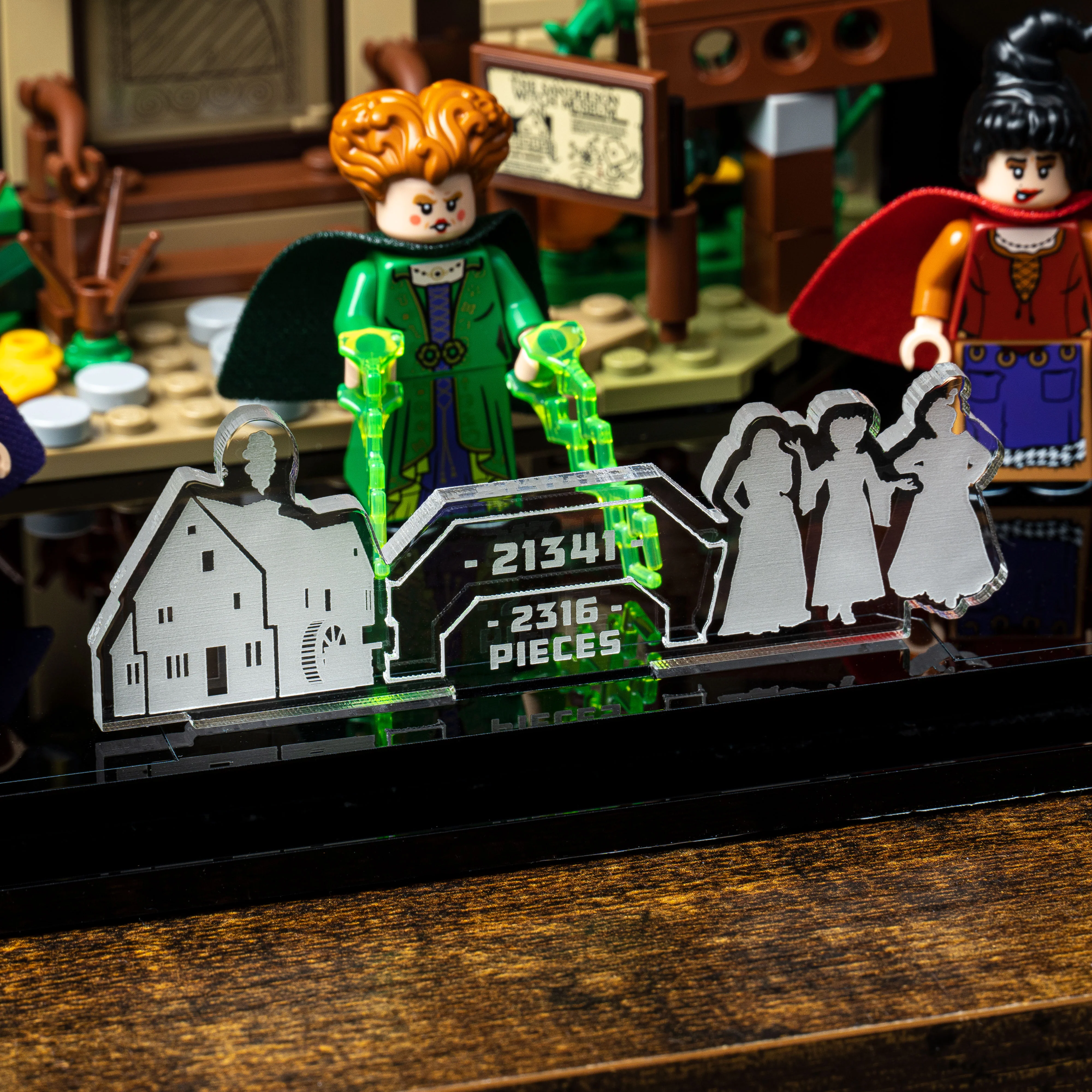 Display Case for LEGO® Ideas Disney Hocus Pocus: Sanderson Sisters' Cottage (21341) - Image 19