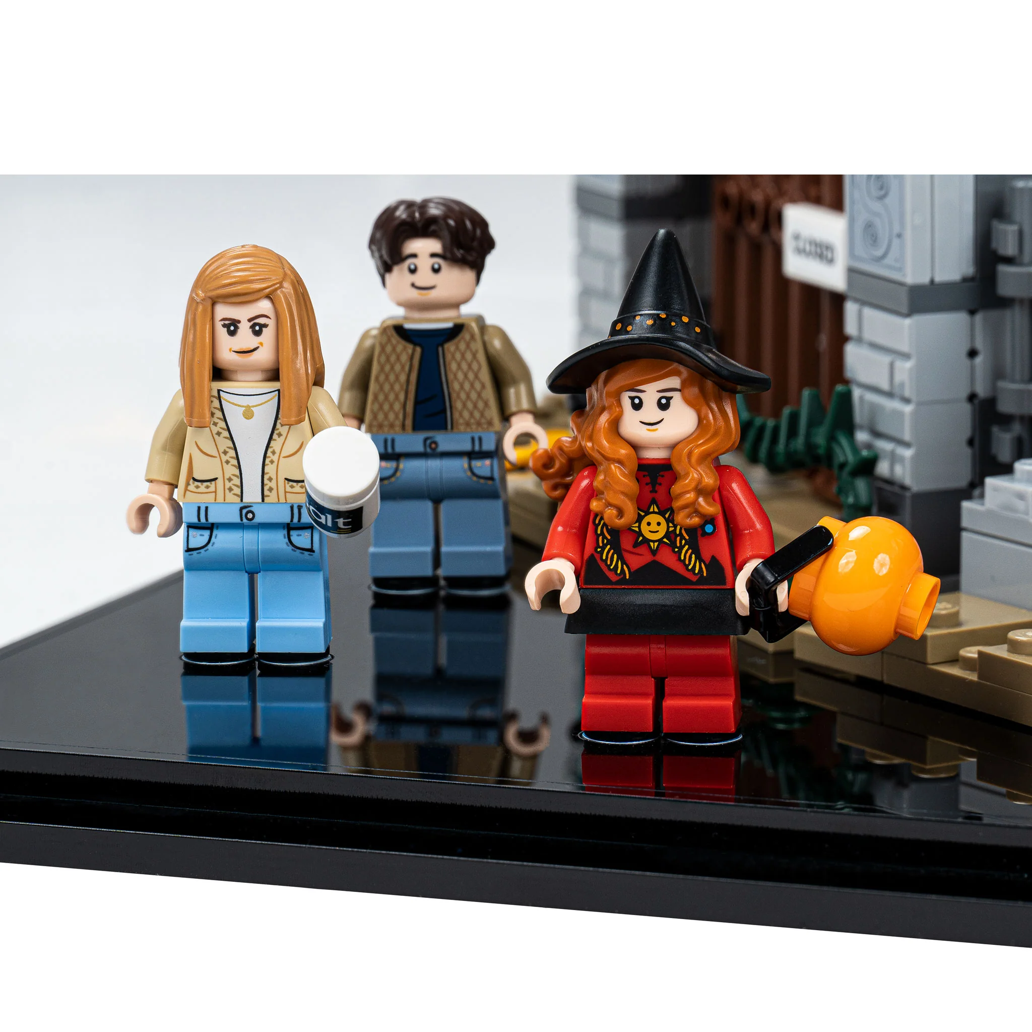 Display Case for LEGO® Ideas Disney Hocus Pocus: Sanderson Sisters' Cottage (21341) - Image 8