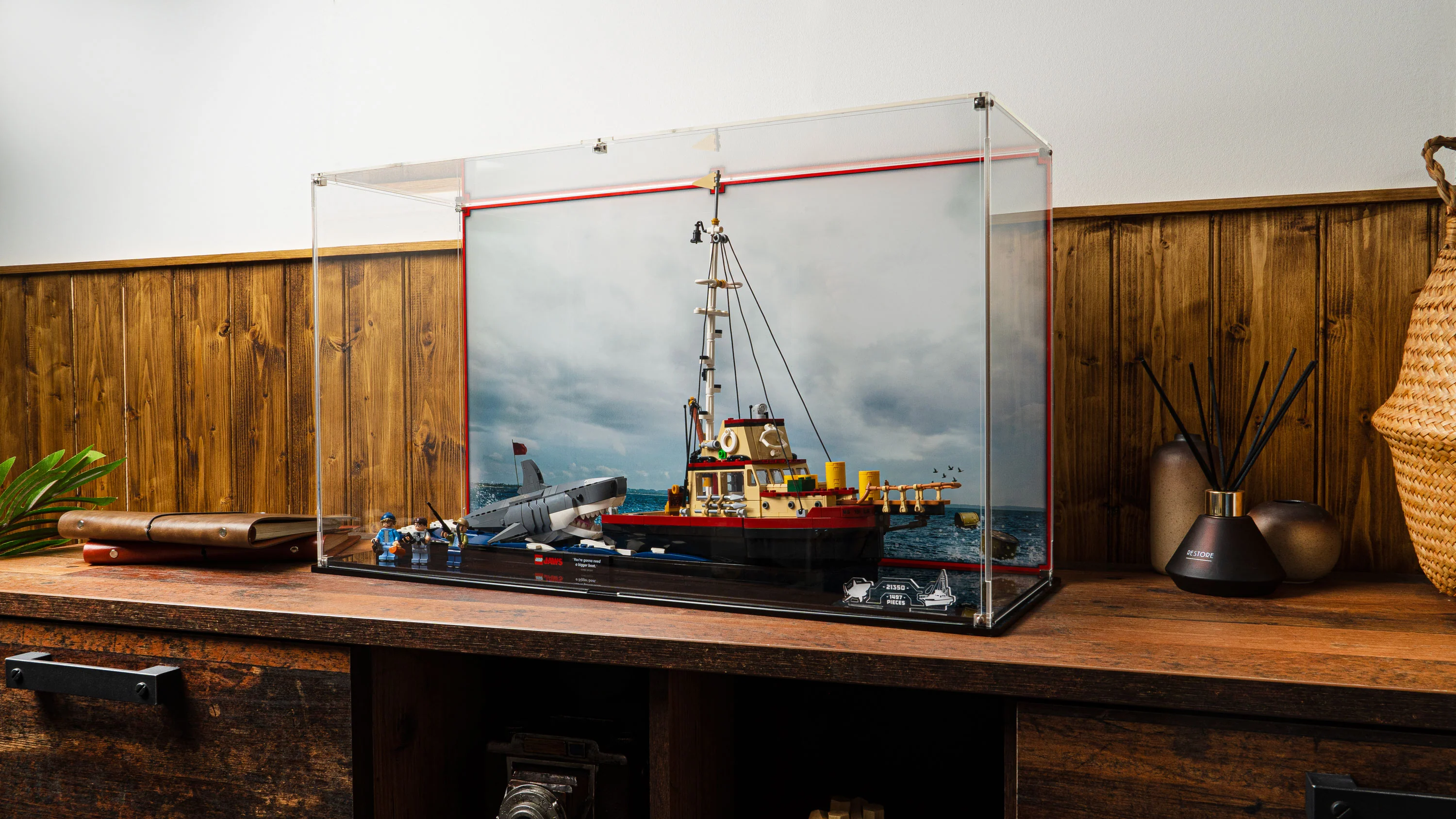 Display Case for LEGO® Ideas Jaws (21350) - Image 13
