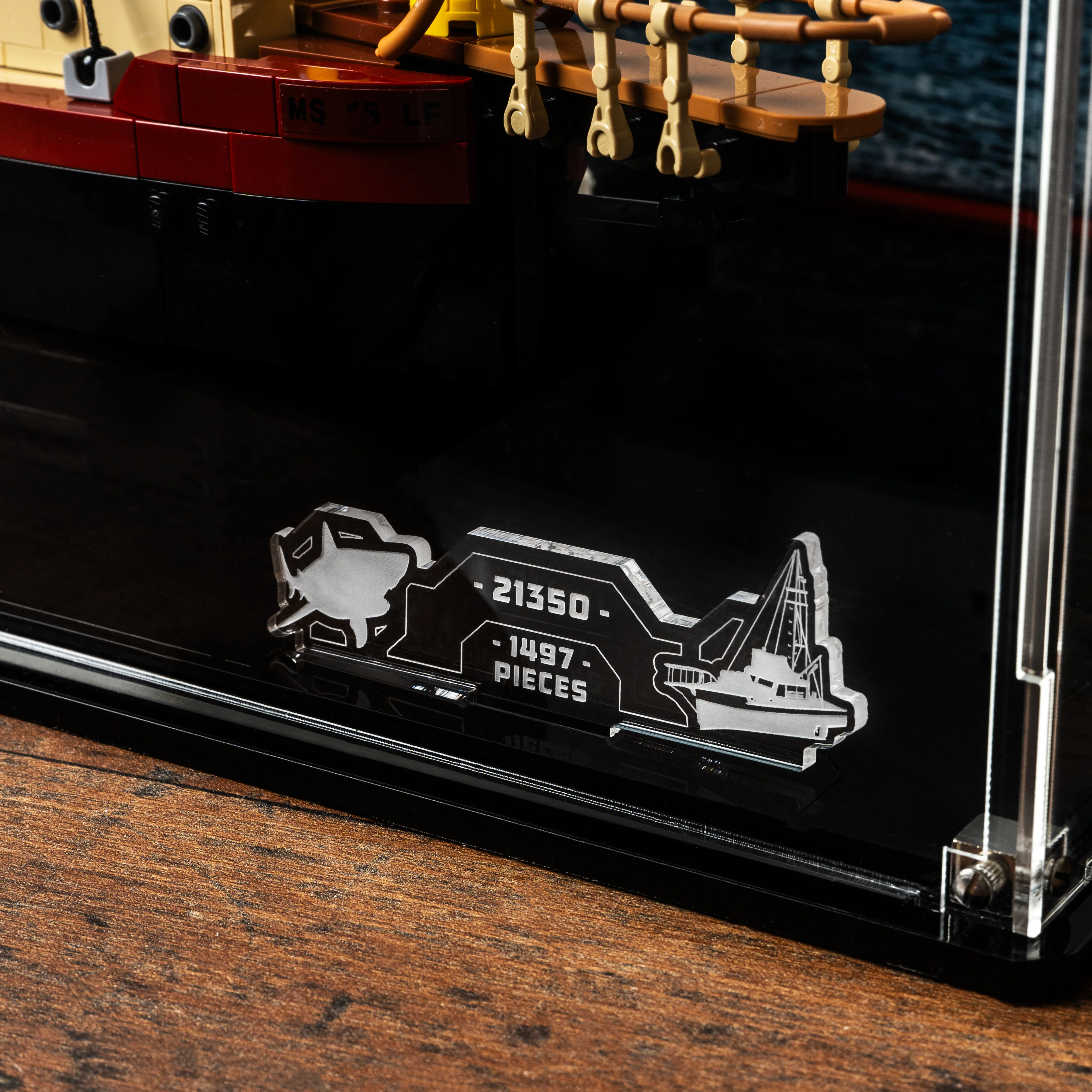 Display Case for LEGO® Ideas Jaws (21350) - Image 18