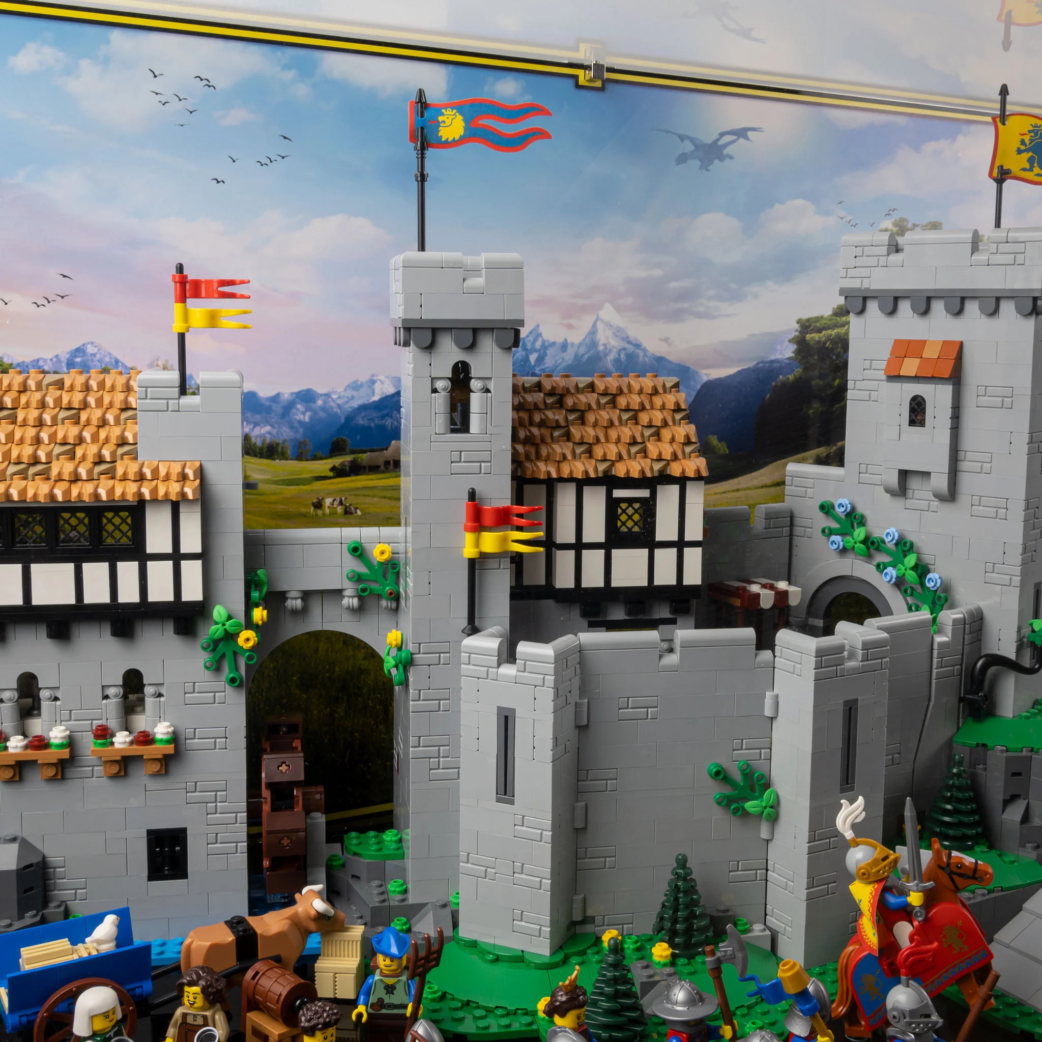 Display Case for LEGO® Lion Knights' Castle (10305) - Image 7