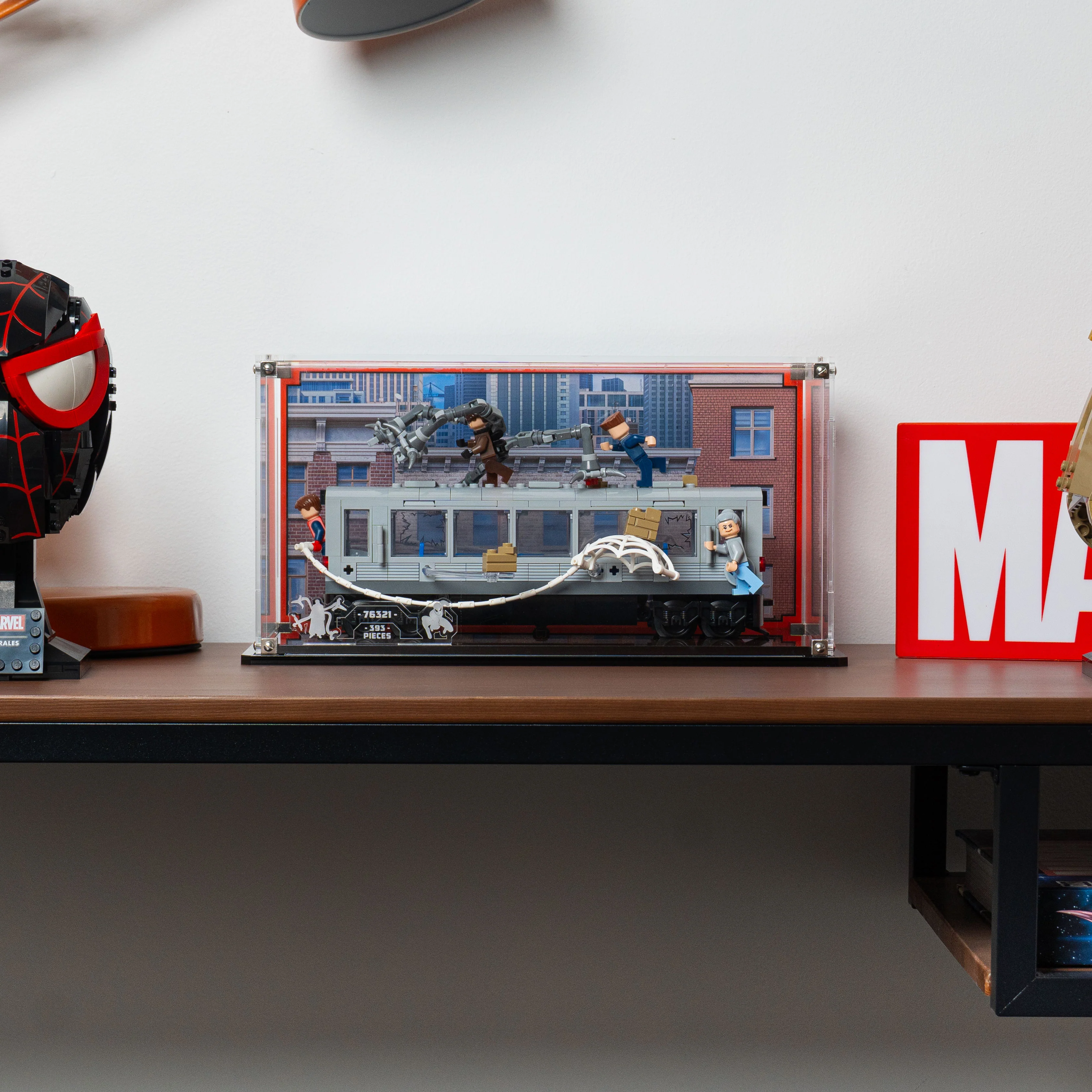 Display Case for LEGO® Marvel™: Spider-Man vs. Doc Ock Subway Train Scene (76321) - Image 10