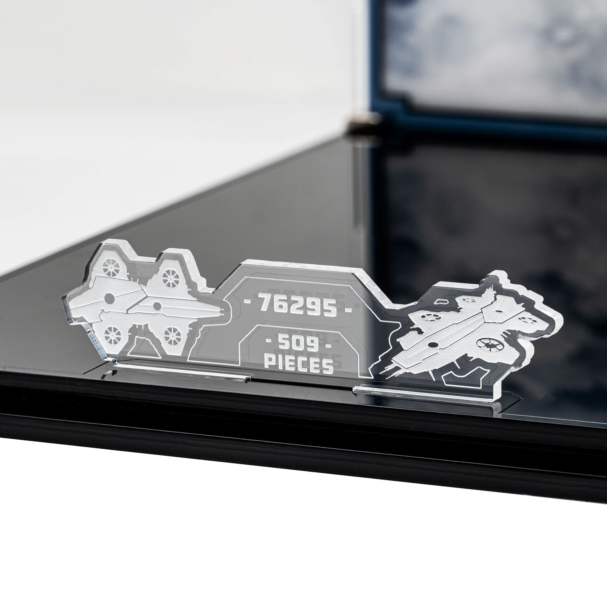 Display Case for LEGO® Marvel™ The Avengers Helicarrier (76295) - Image 4