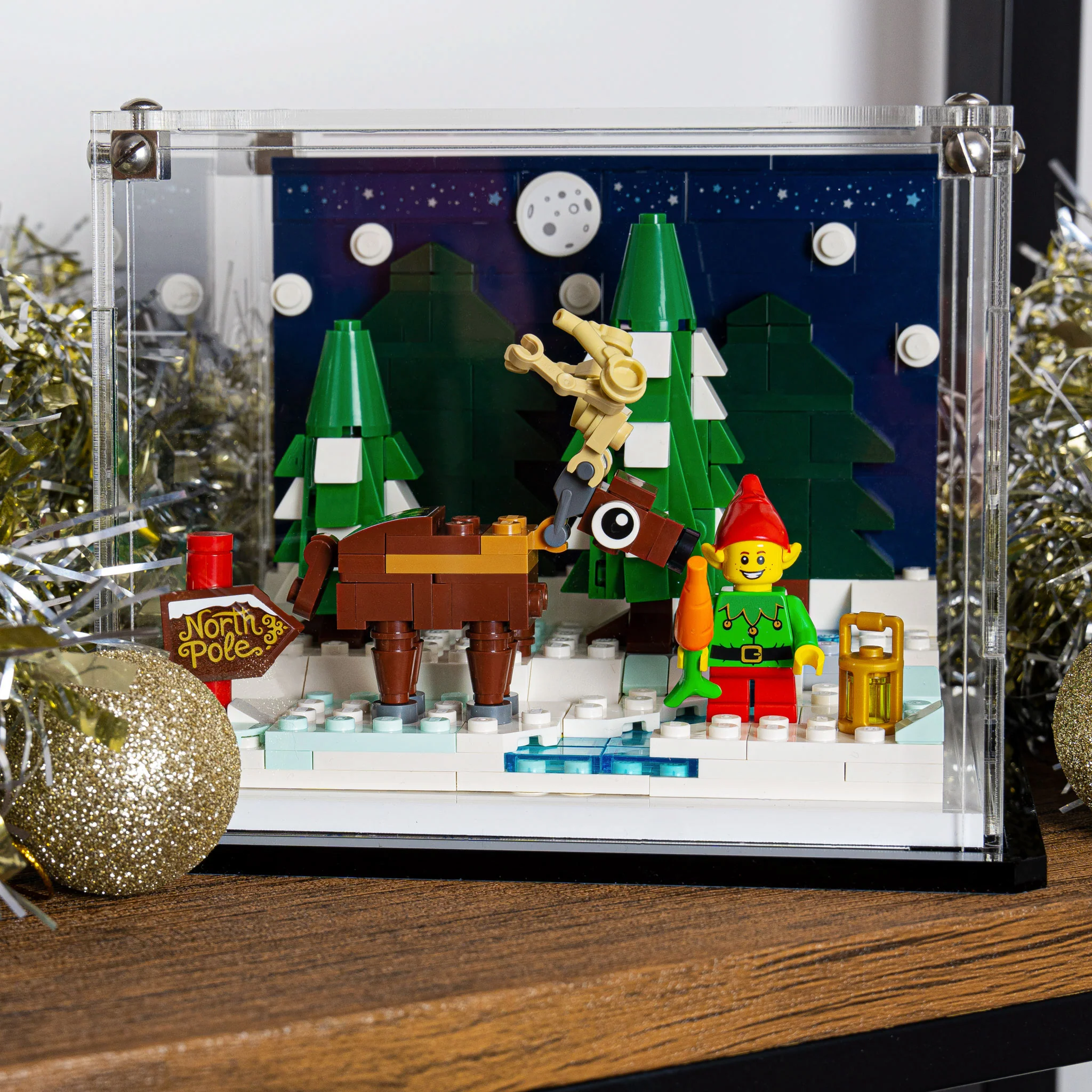 Display Case for LEGO® Santa’s Front Yard (40484) - Image 2