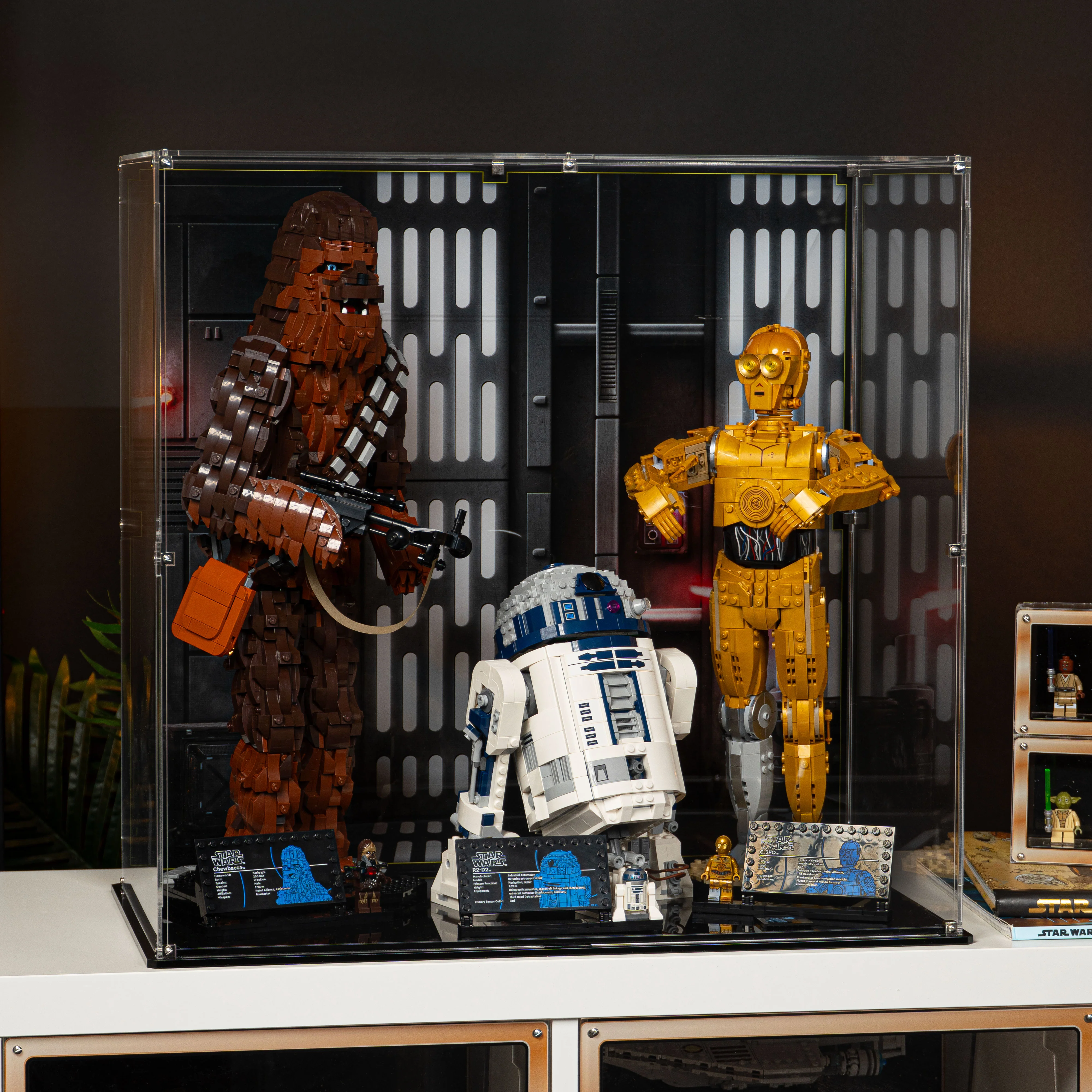 Display Case for LEGO® Star Wars™ Chewbacca, C-3PO and R2-D2 (75371, 75398, 75379) - Image 10
