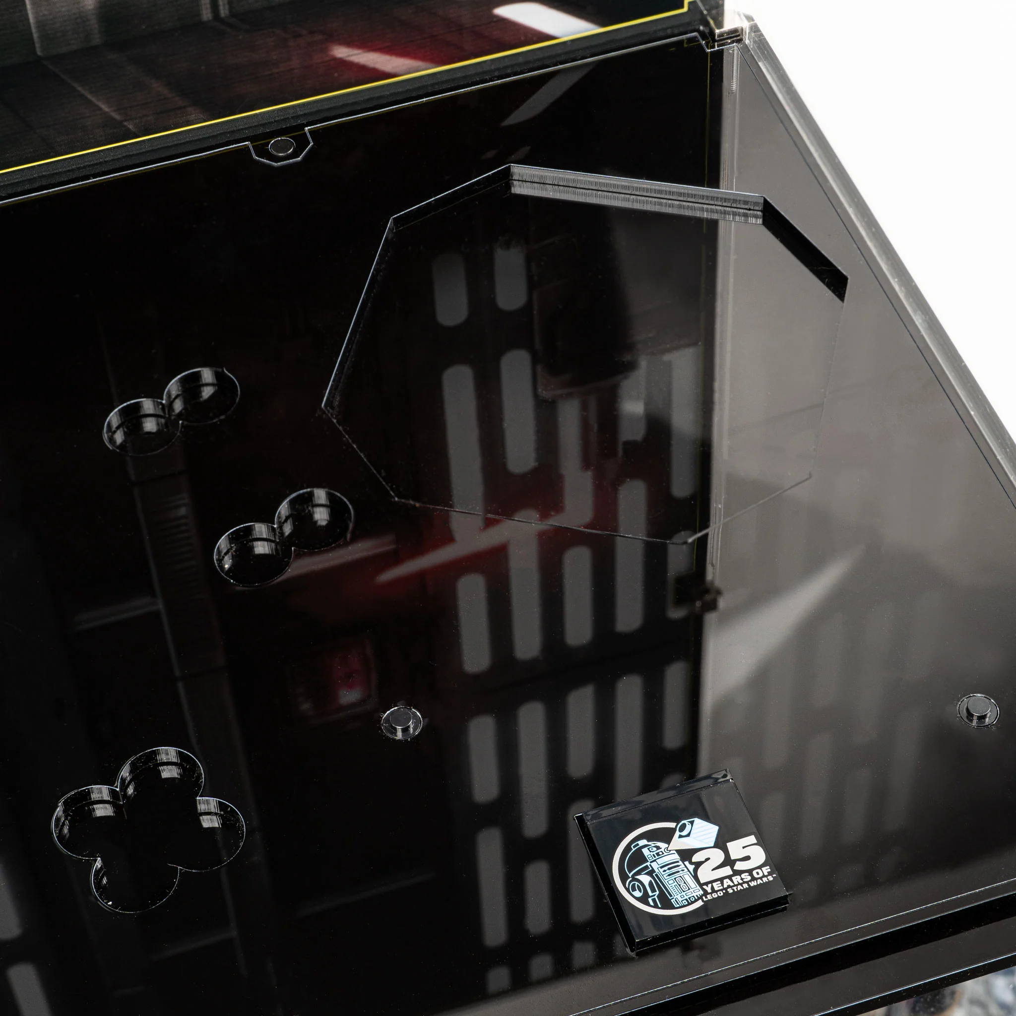 Display Case for LEGO® Star Wars™ Chewbacca, C-3PO and R2-D2 (75371, 75398, 75379) - Image 9