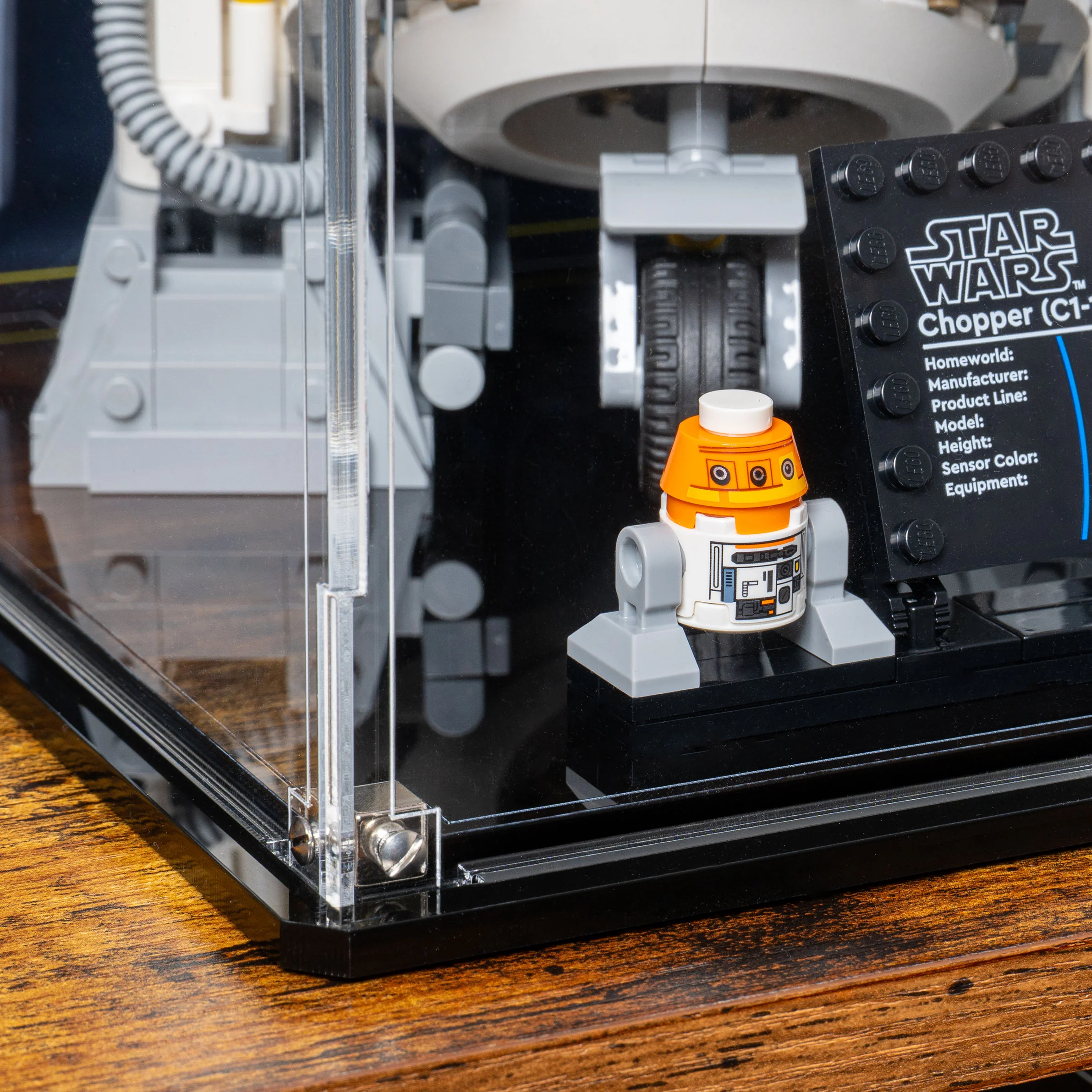 Display Case for LEGO® Star Wars: Chopper (C1-10P) Astromech Droid (75416) - Image 10