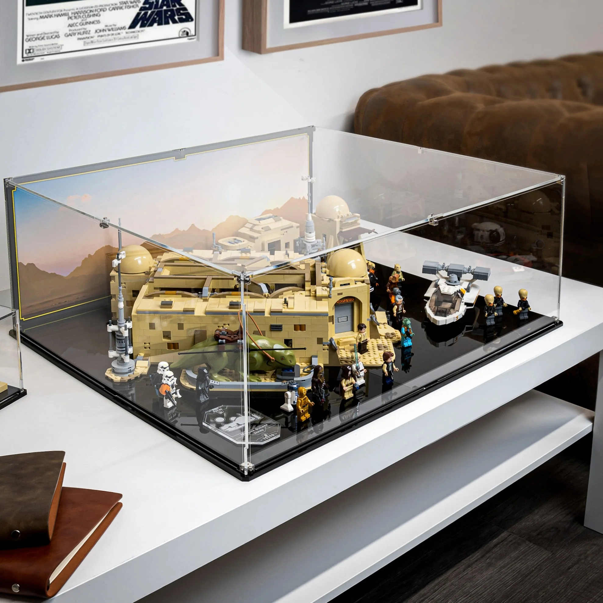 Display Case for LEGO® Star Wars™ Mos Eisley Cantina (75290) - Image 4