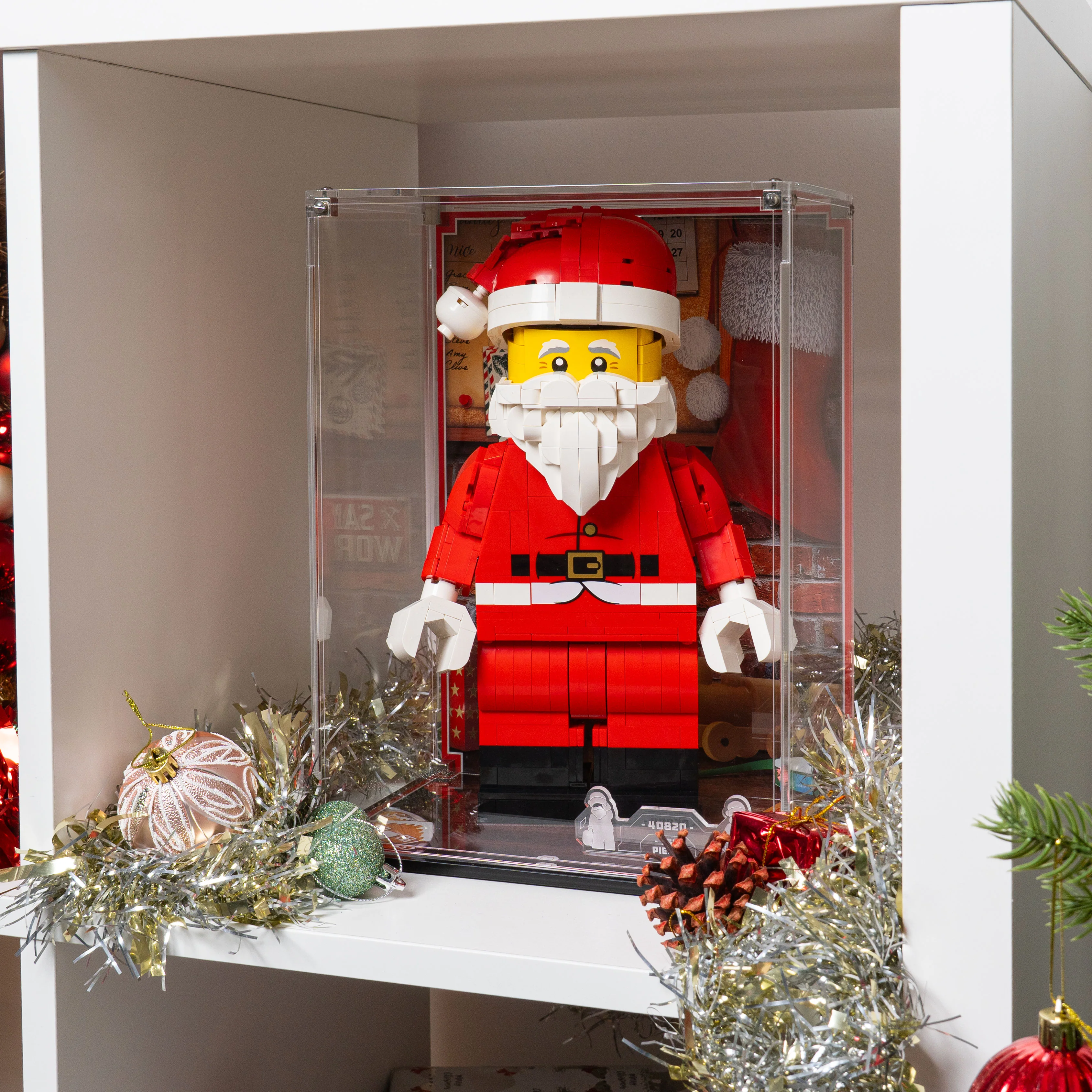 Display Case for LEGO® Up-Scaled Santa Minifigure (40820) - Image 19