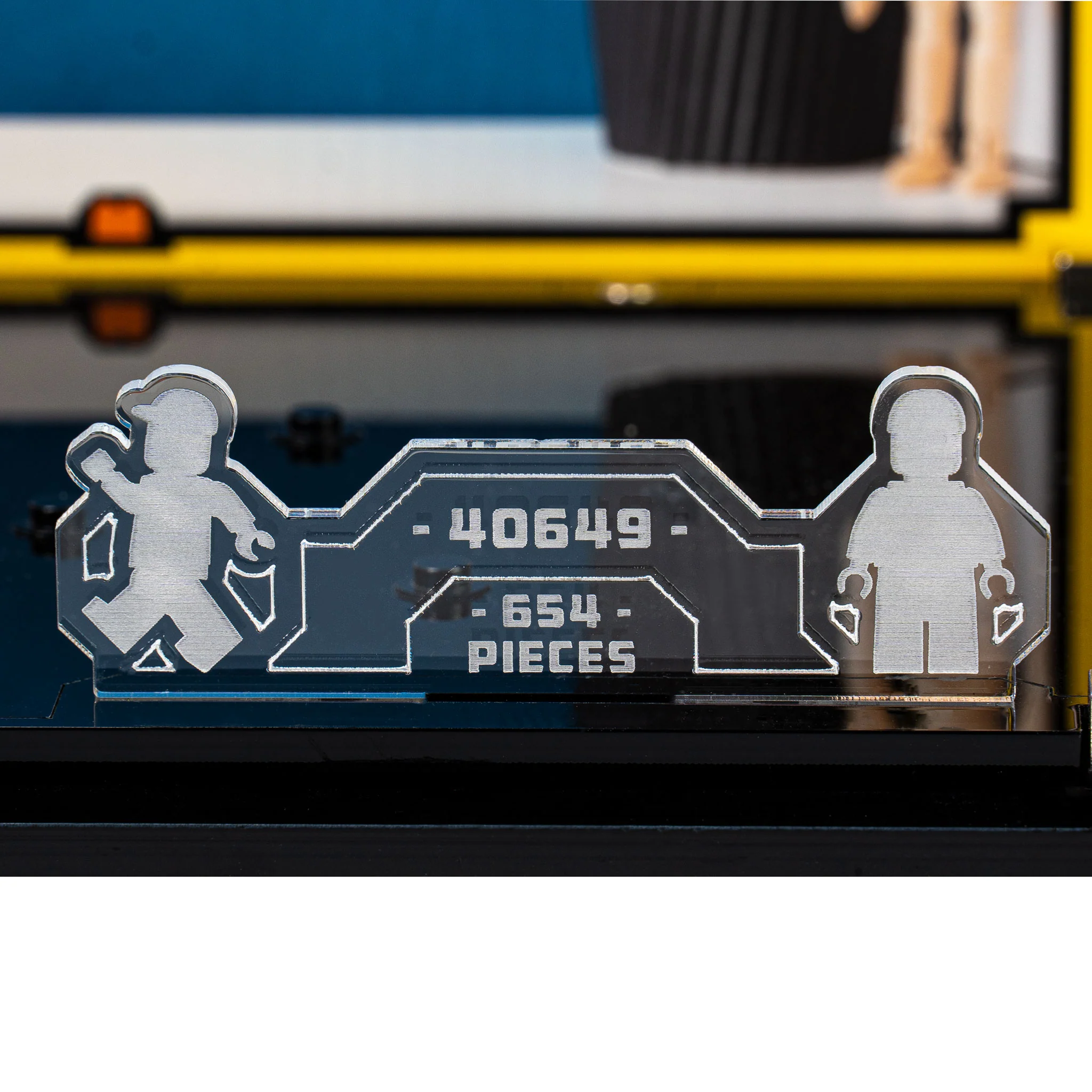 Display Case for Up-Scaled LEGO® Minifigure (40649) - Image 6