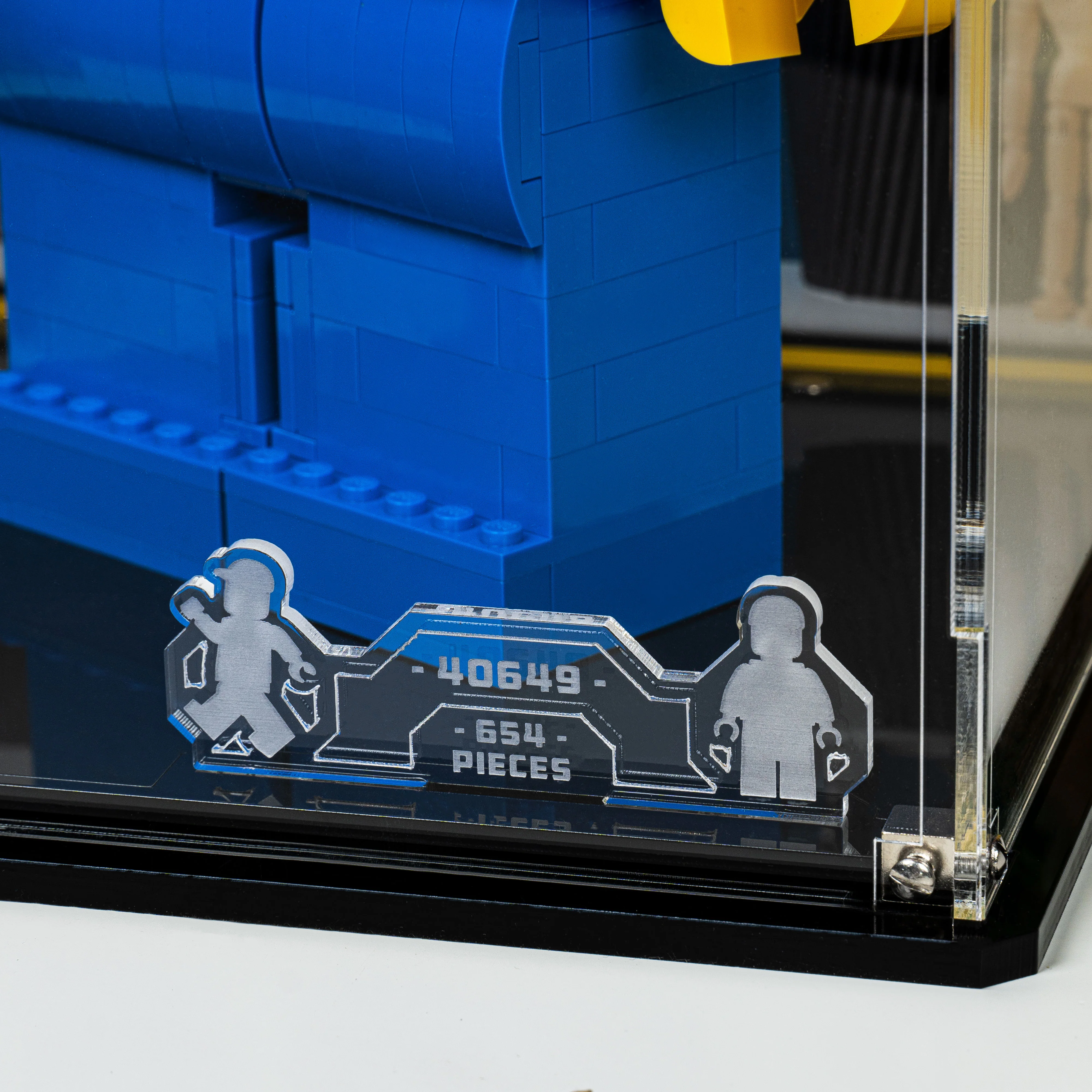 Display Case for Up-Scaled LEGO® Minifigure (40649) - Image 7