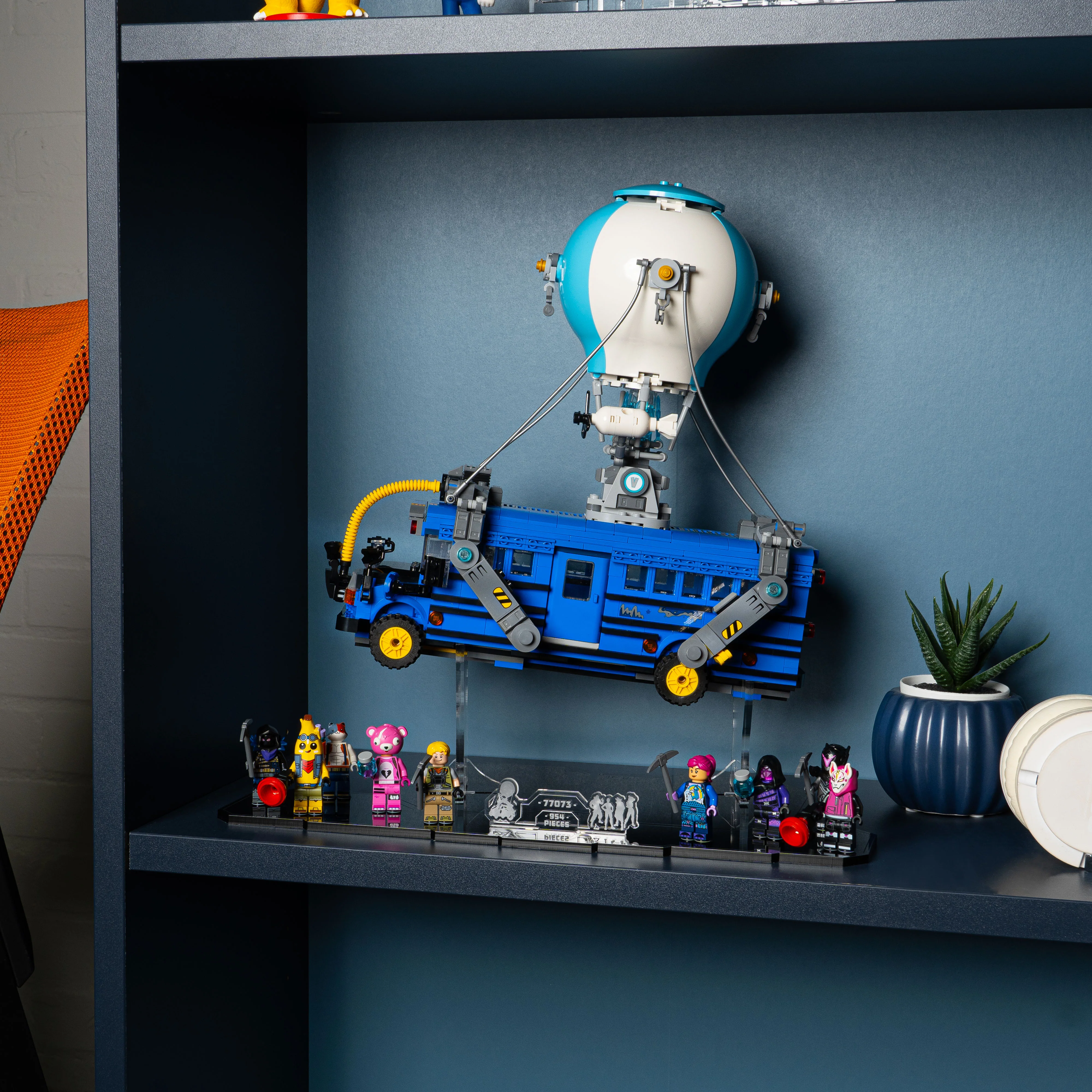 Display Stand for LEGO® Fortnite™: Battle Bus (77073) - Image 5