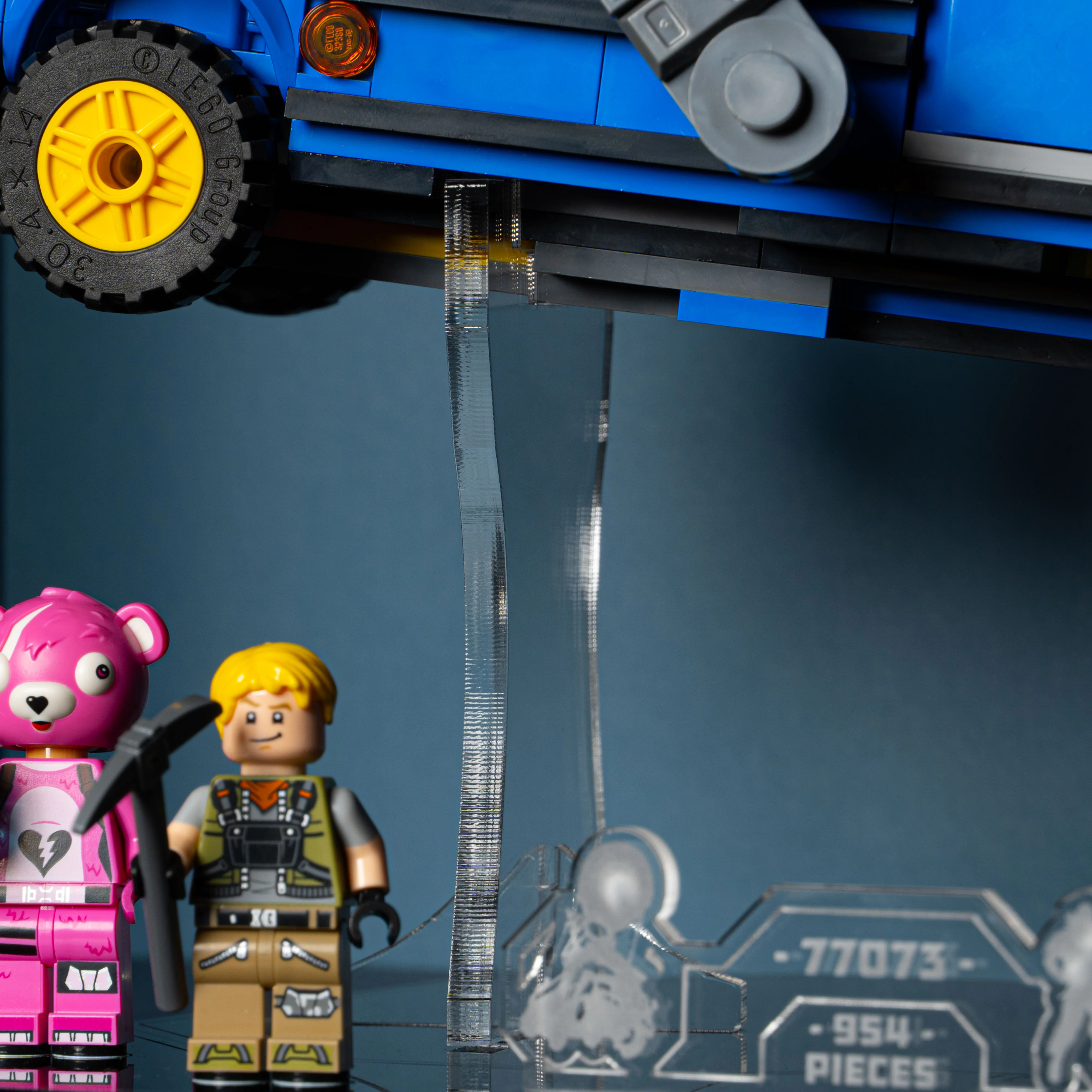 Display Stand for LEGO® Fortnite™: Battle Bus (77073) - Image 6
