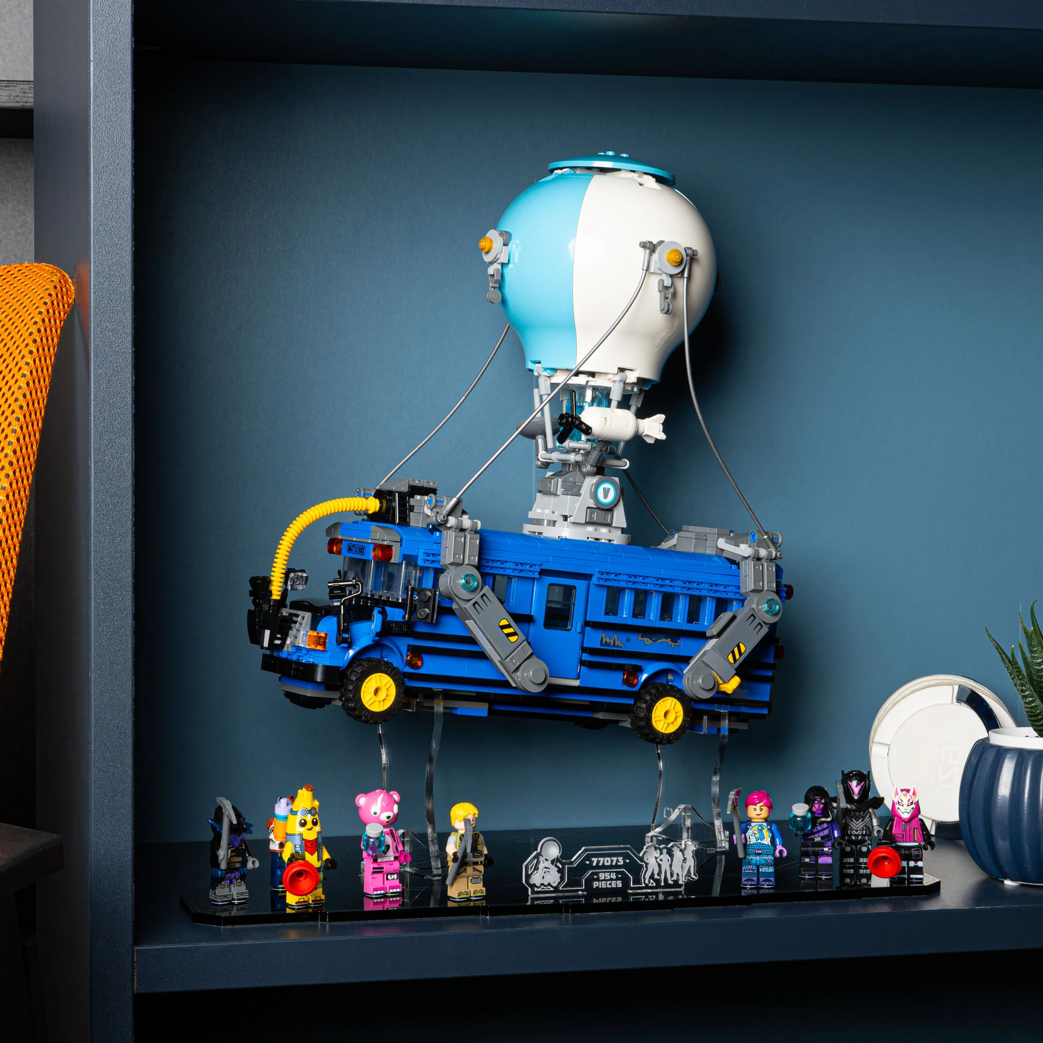 Display Stand for LEGO® Fortnite™: Battle Bus (77073) - Image 9