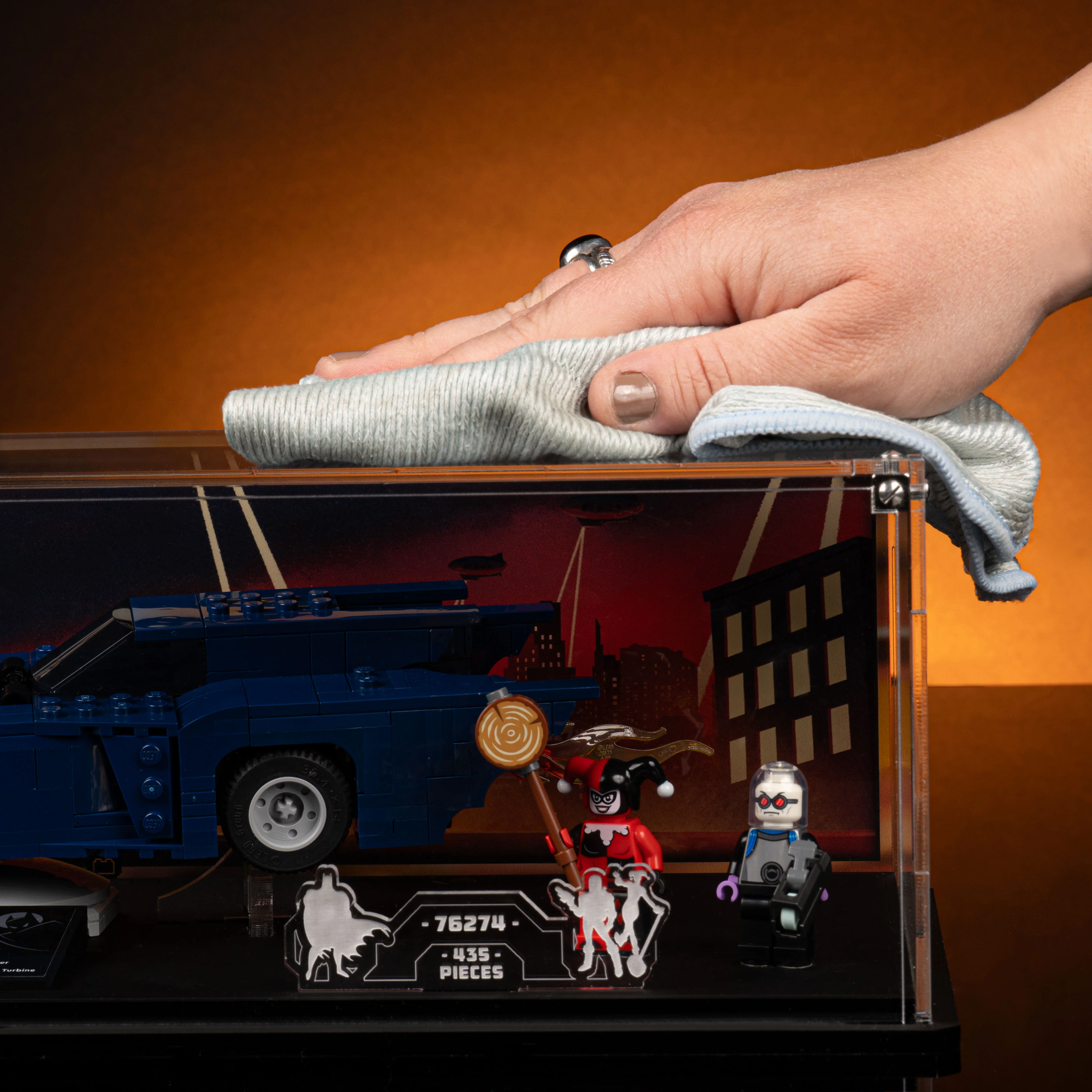 Limited Edition Display Case for LEGO Batman: Batman™ with the Batmobile™ vs. Harley Quinn™ and Mr. Freeze™ (76274) - Image 13