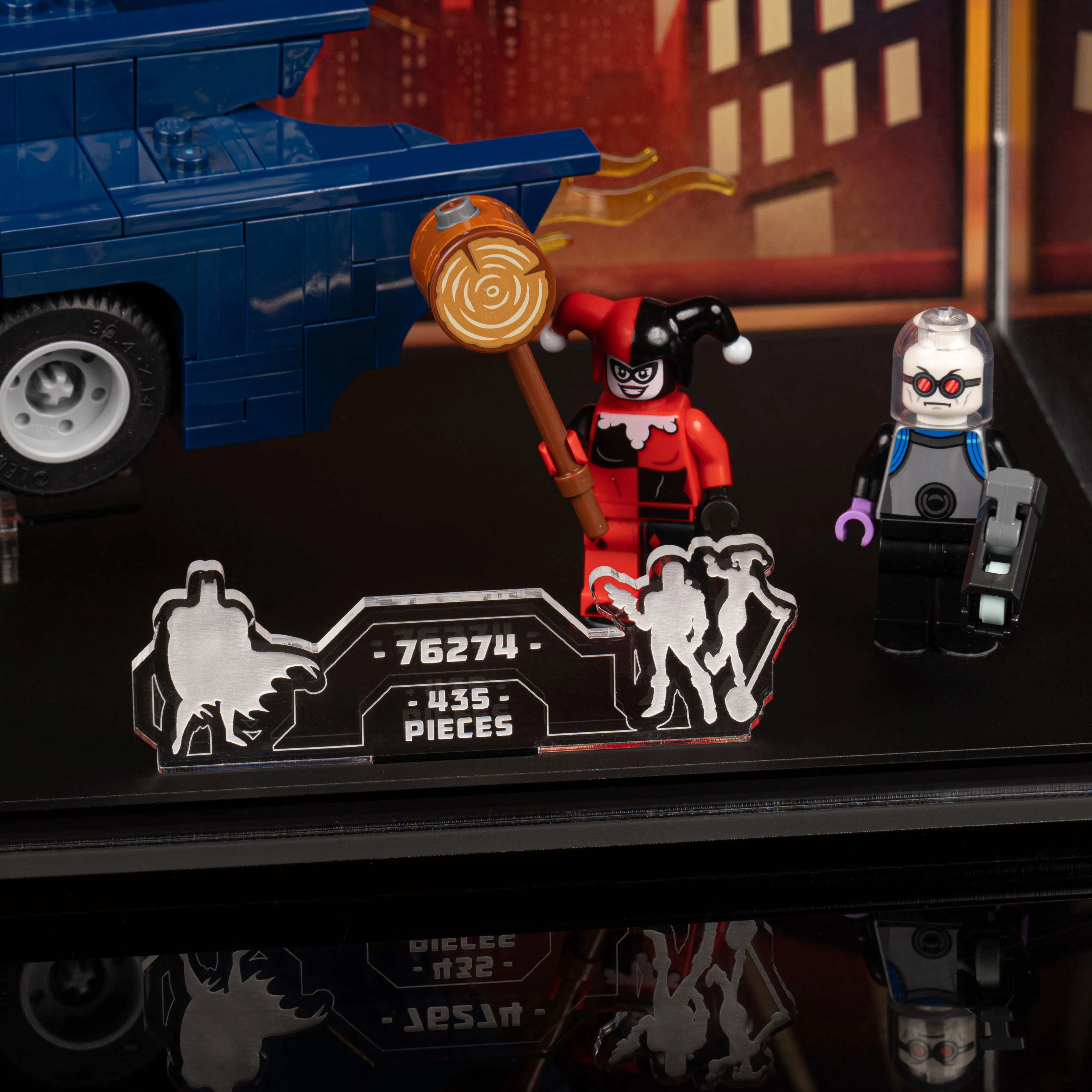 Limited Edition Display Case for LEGO Batman: Batman™ with the Batmobile™ vs. Harley Quinn™ and Mr. Freeze™ (76274) - Image 5