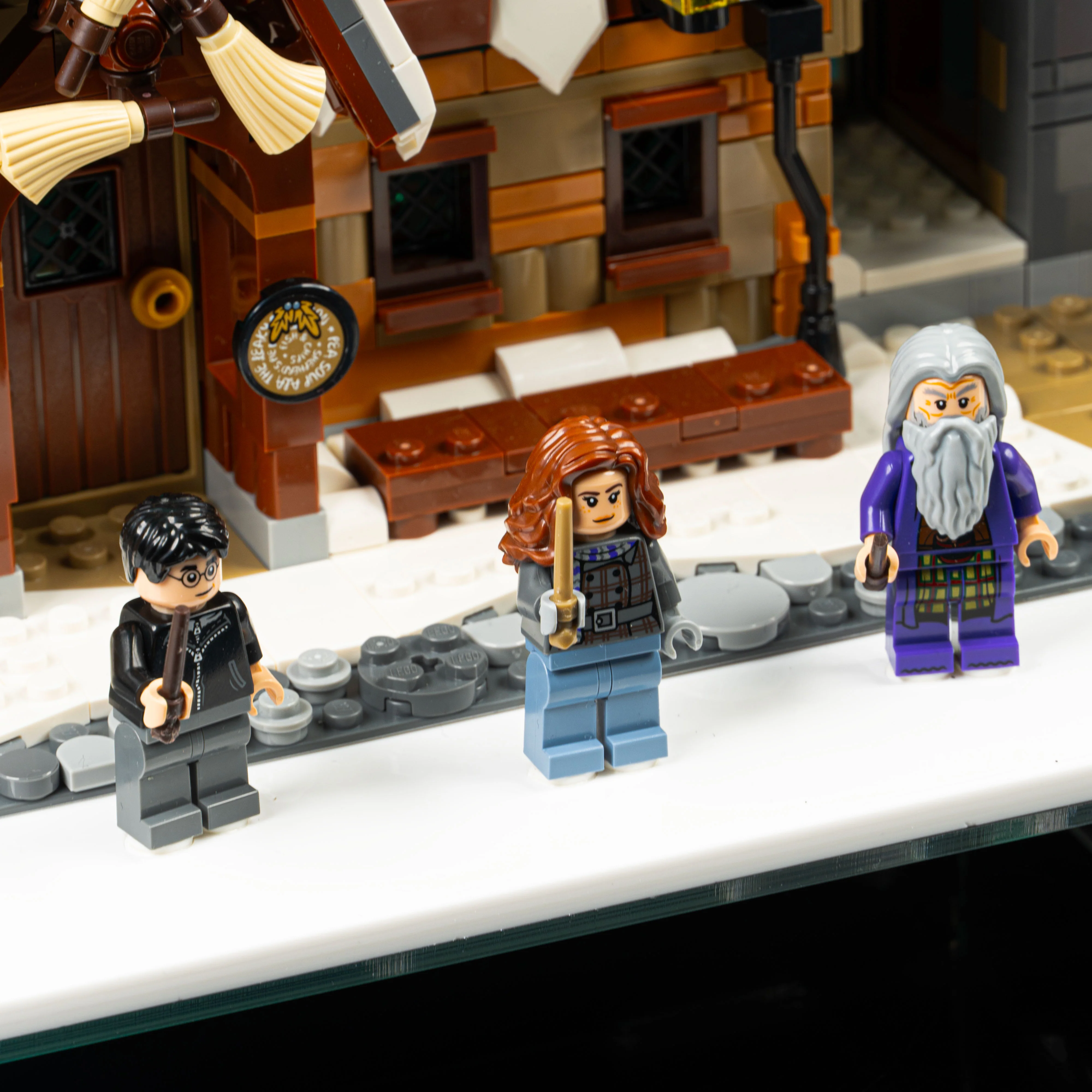 Limited Edition Display Case for LEGO® Harry Potter: Hogsmeade™ Village – Collectors' Edition (76457) - Image 10