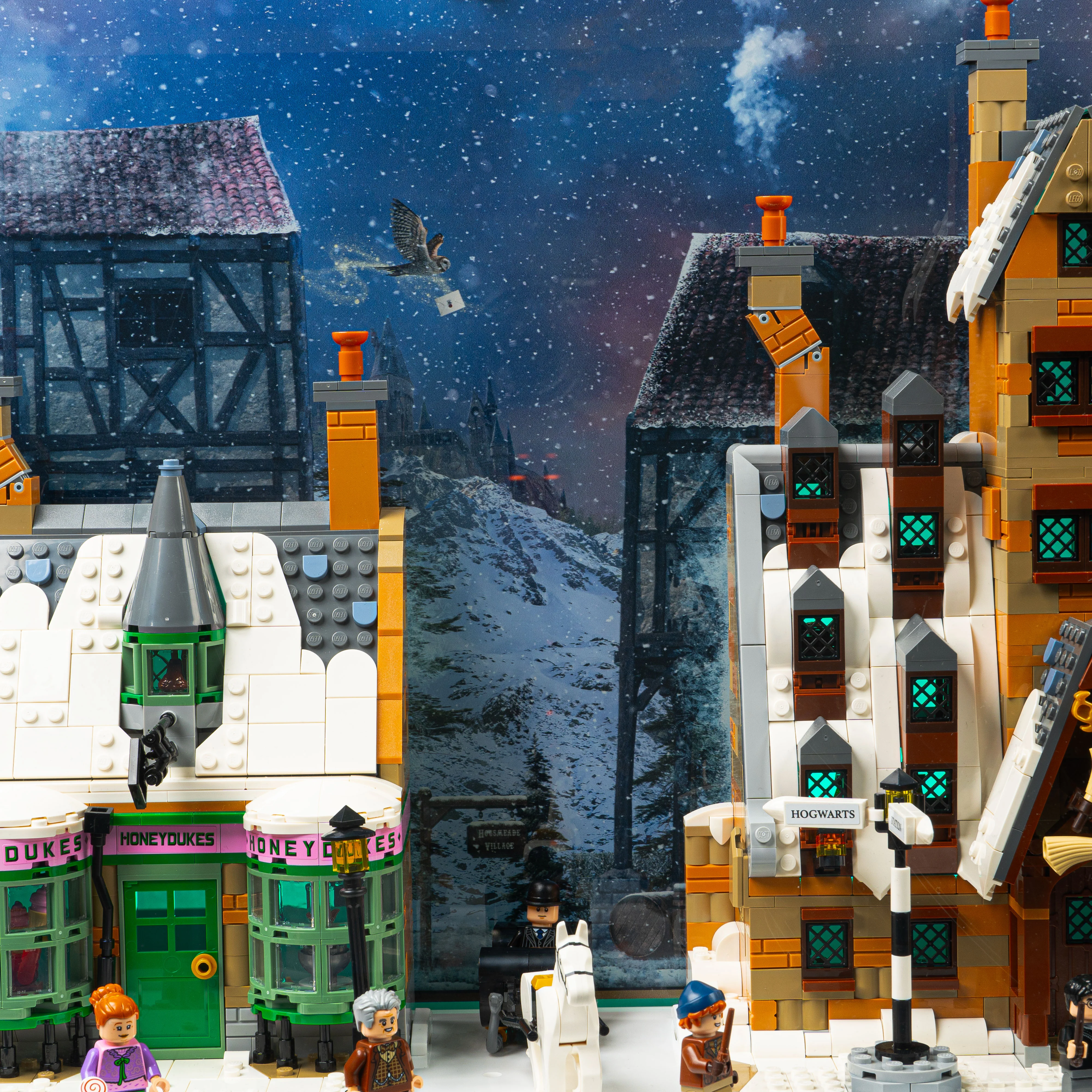 Limited Edition Display Case for LEGO® Harry Potter: Hogsmeade™ Village – Collectors' Edition (76457) - Image 7