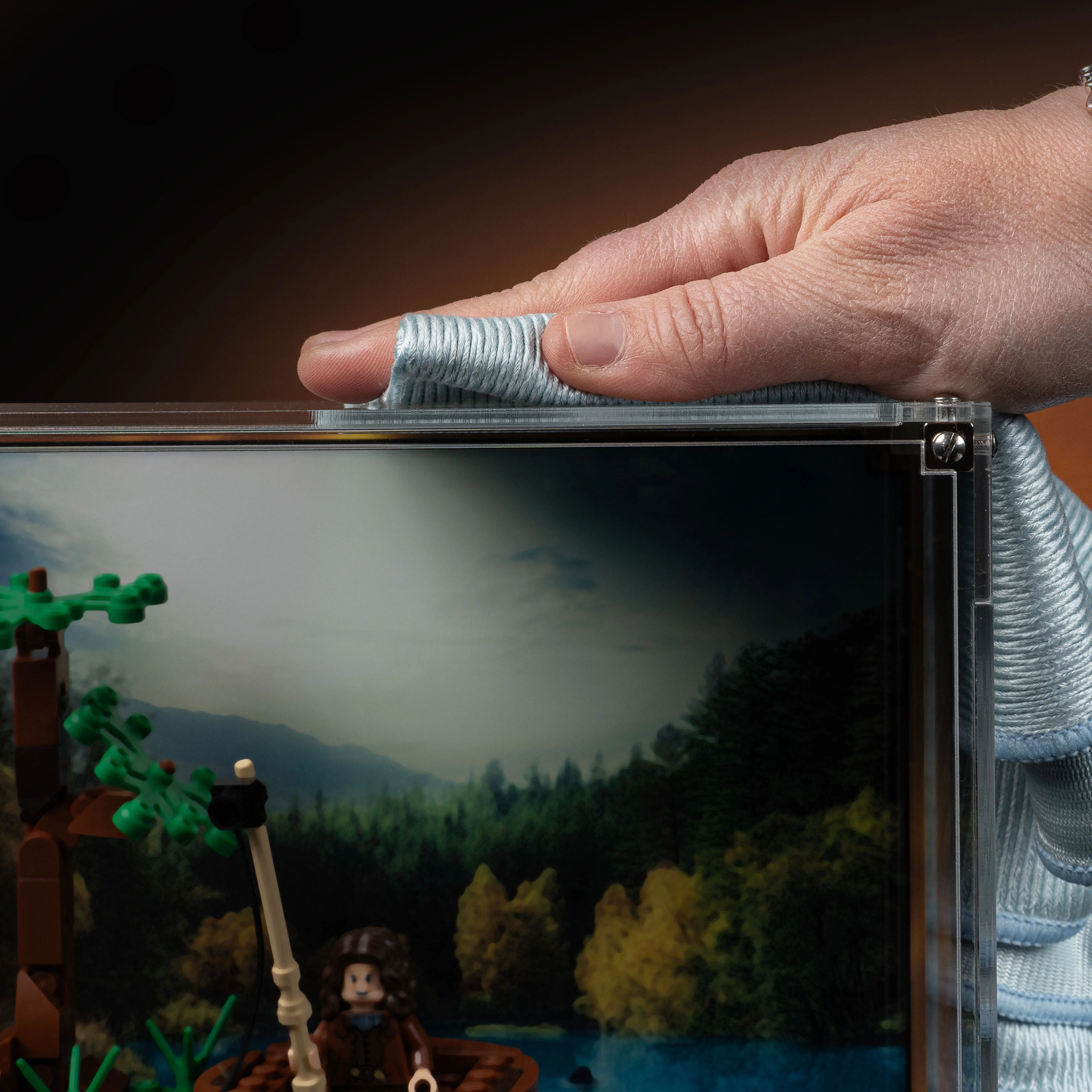 Limited Edition Display Case for LEGO® Icons: Lord of the Rings Sméagol™ & Déagol™ (40761) - Image 9