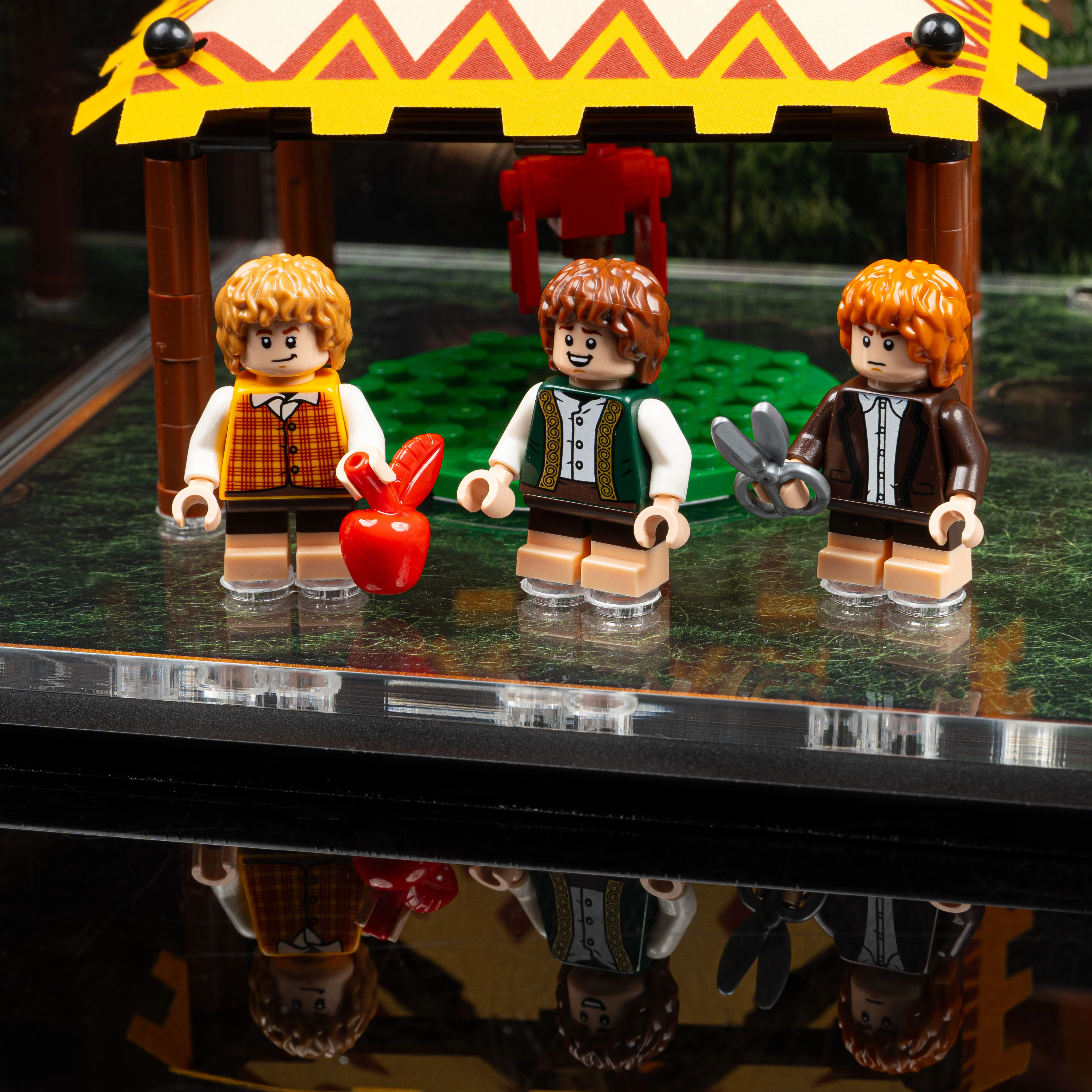Limited Edition Display Case for LEGO® Icons: Lord of the Rings The Shire™ (10354) - Image 7